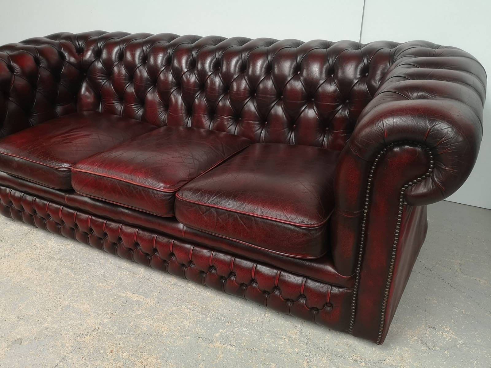 trouver magasin canapés chesterfield cuir bordeaux pour HCR proche Orléans
