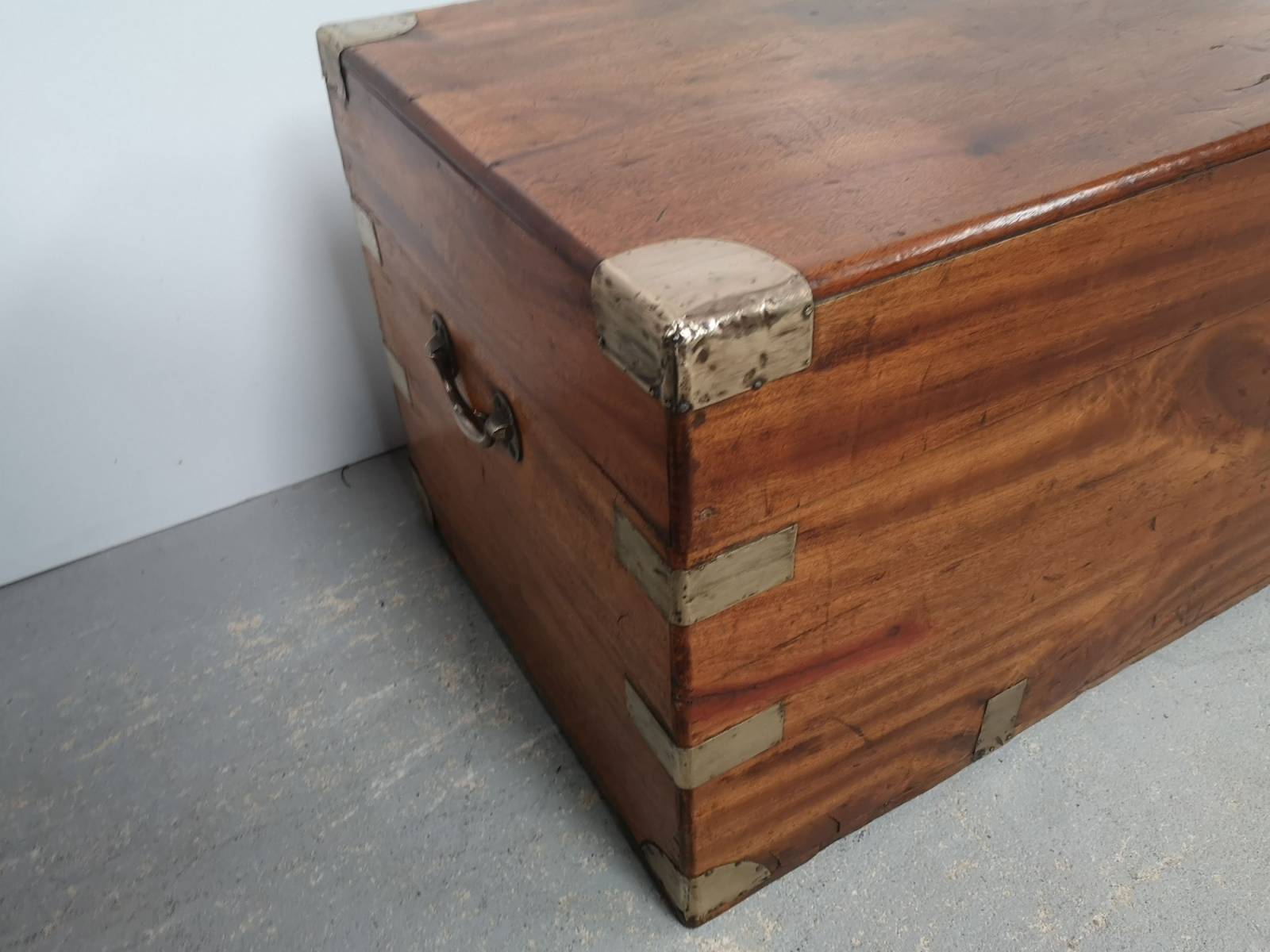 commander en ligne coffre ancien bois qualité premium à Brest