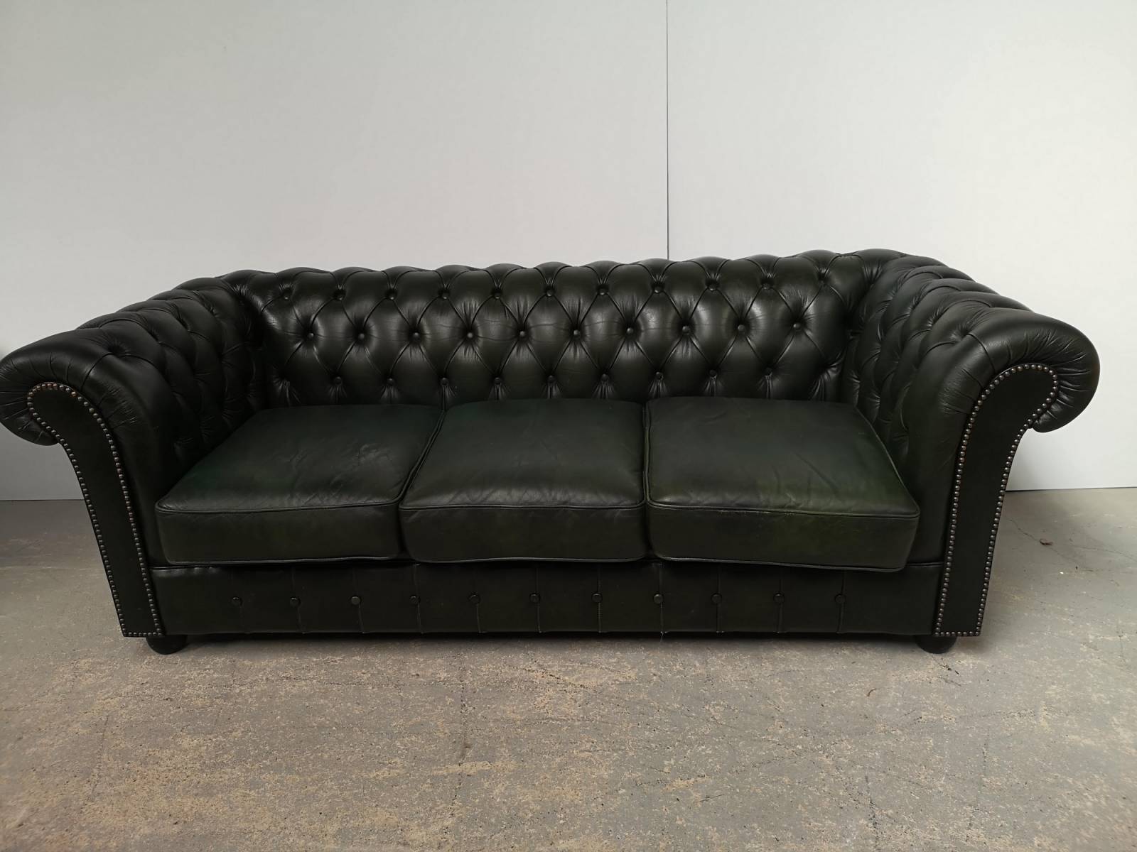 achat canapé chesterfield cuir vert trois places authentique chesterfield proche Orléans