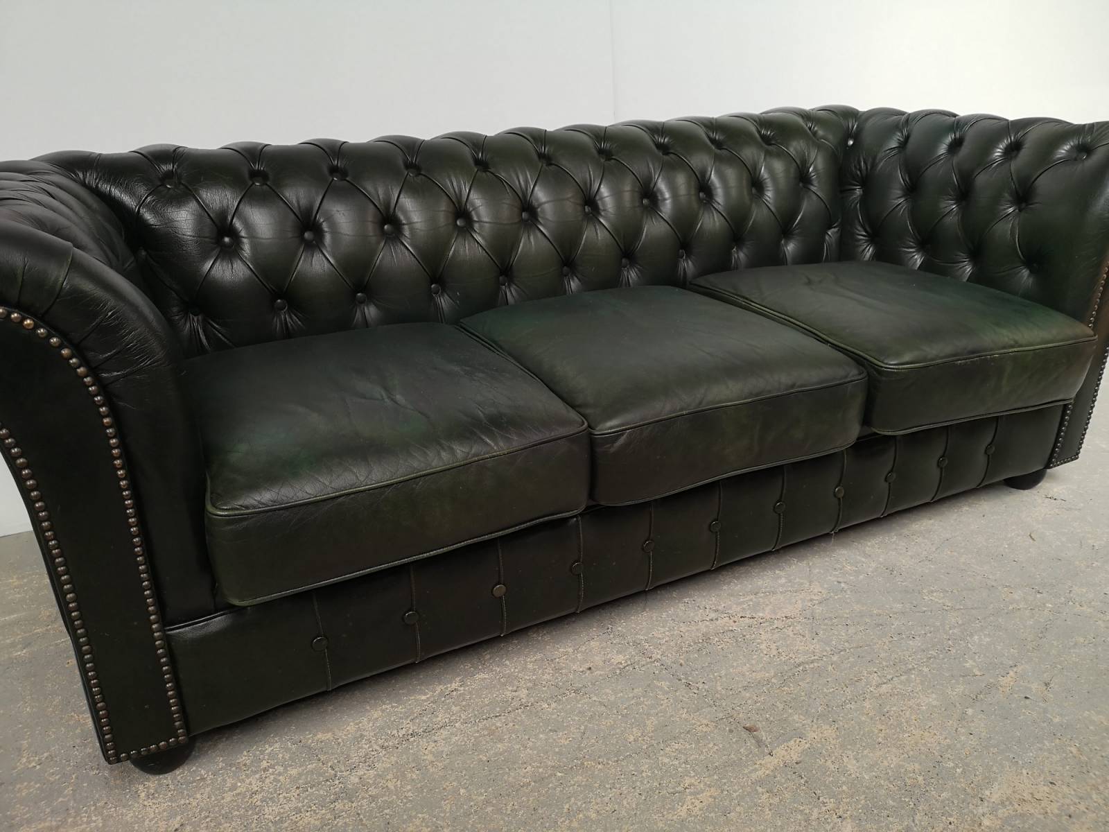 choisir canapé chesterfield cuir vert trois places style vintage à Orléans
