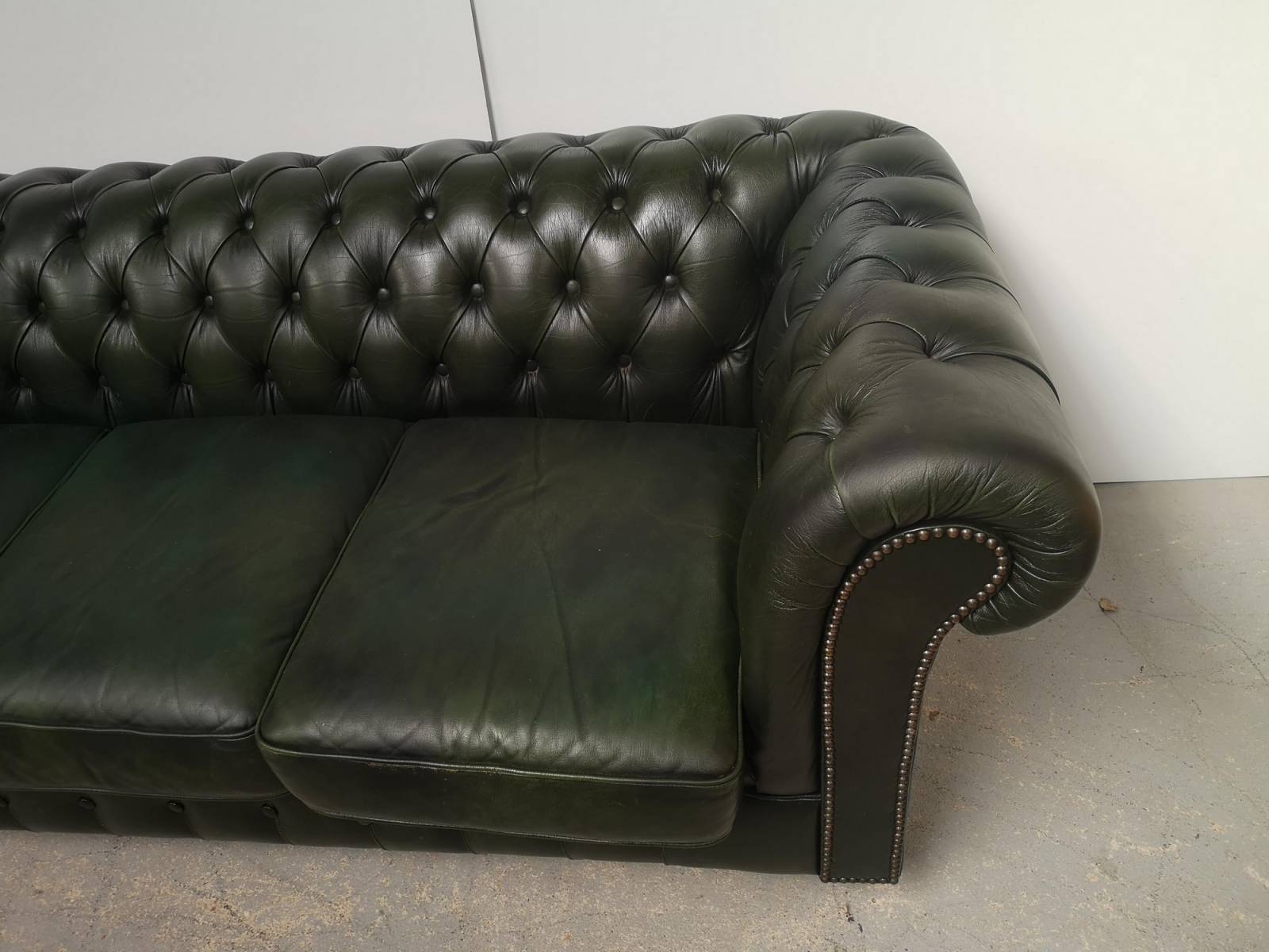 vends canapé chesterfield cuir vert trois places meilleur confort proche Orléans