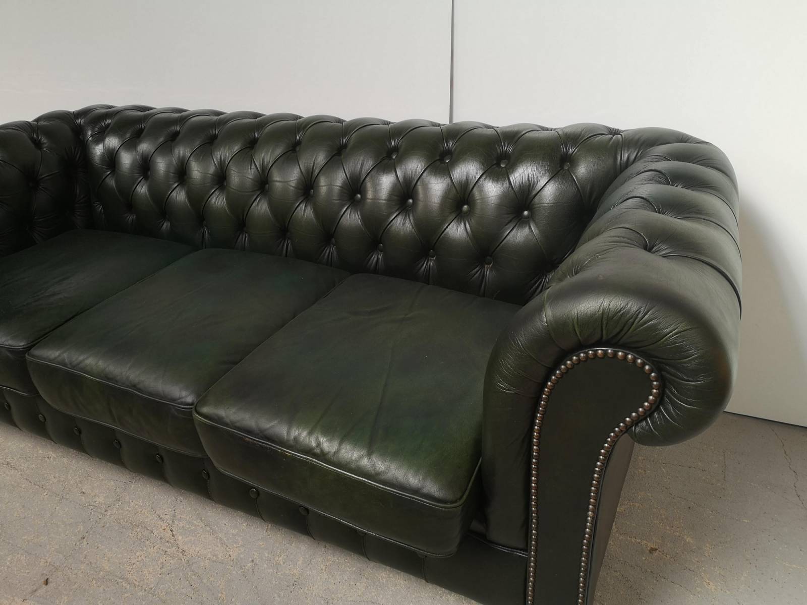 trouver magasin canapés chesterfield cuir vert trois places style décoration industrielle proche Orléans