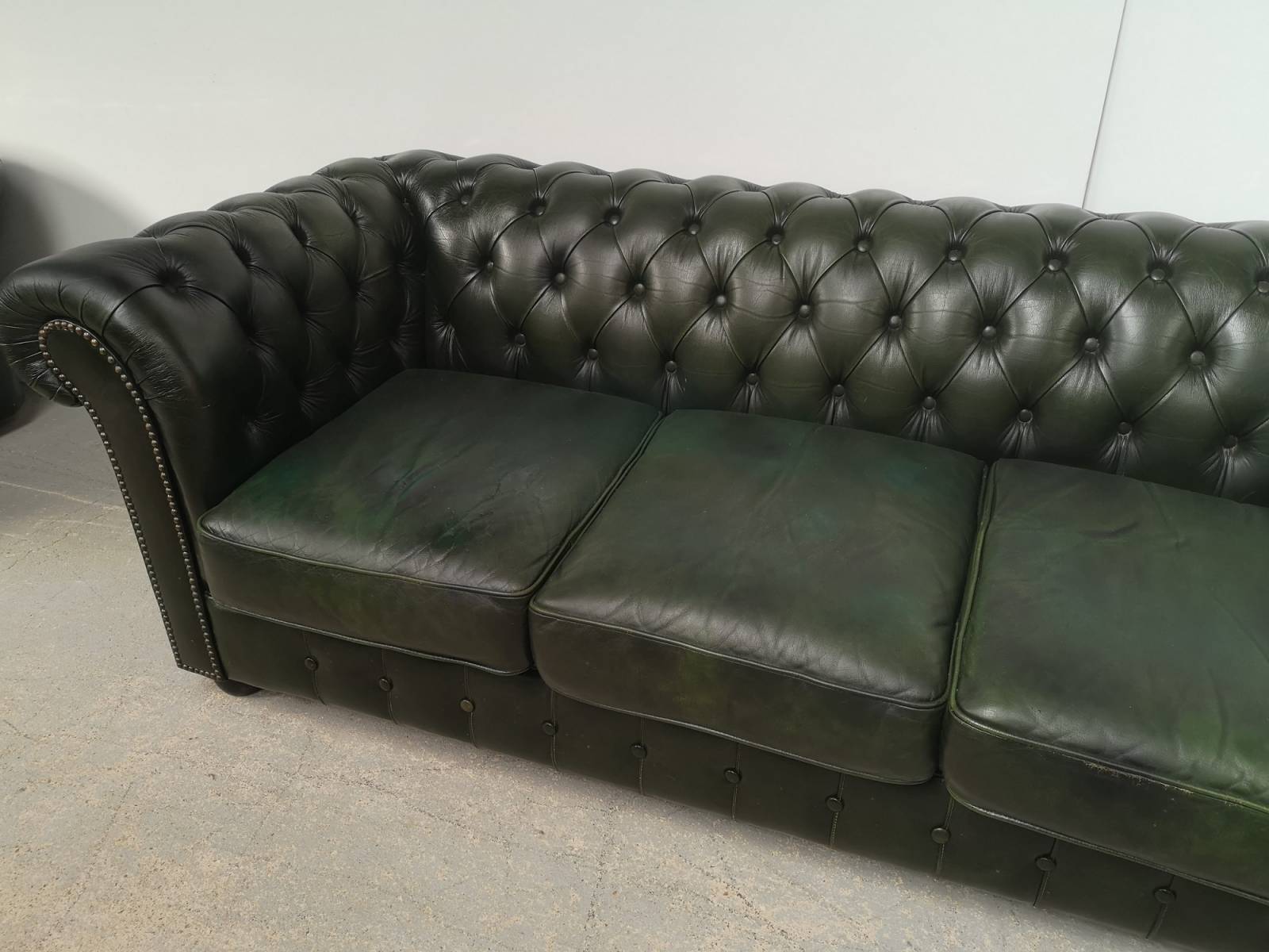 se faire livrer canapé chesterfield cuir vert trois places style rétro anglais proche Orléans