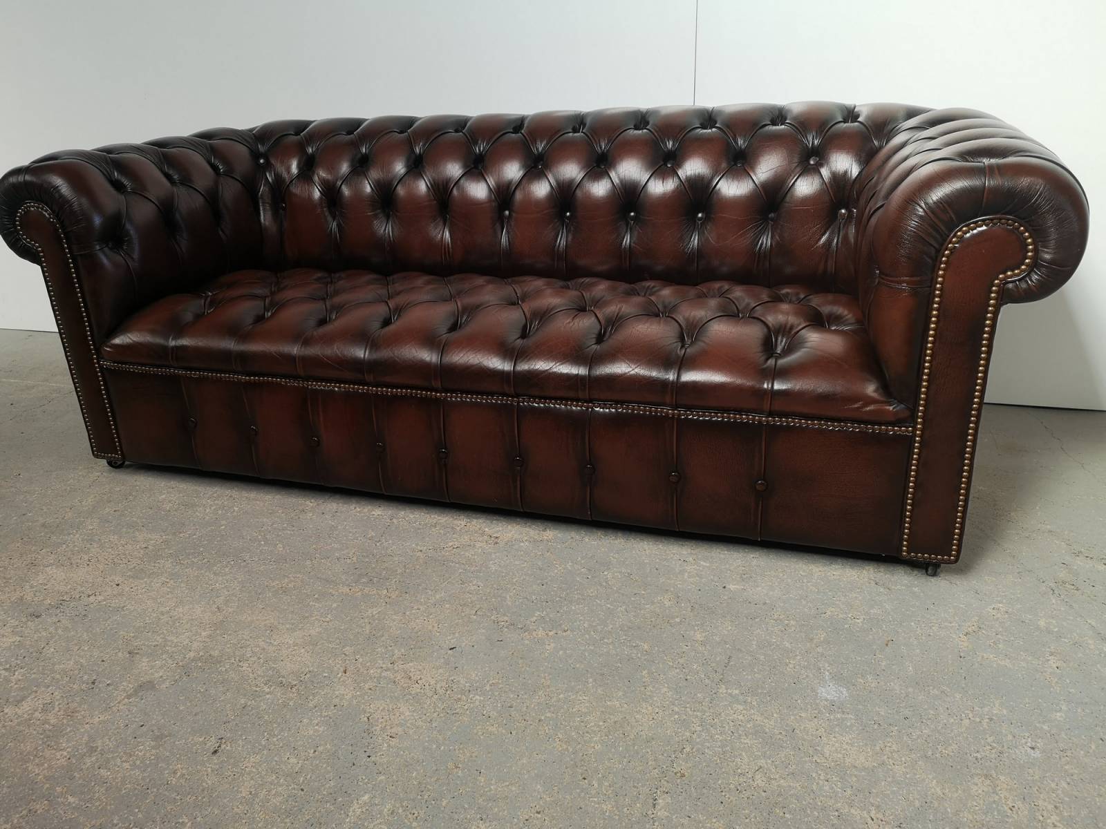 vente en ligne canapés chesterfield cuir vieilli marron proche Brest