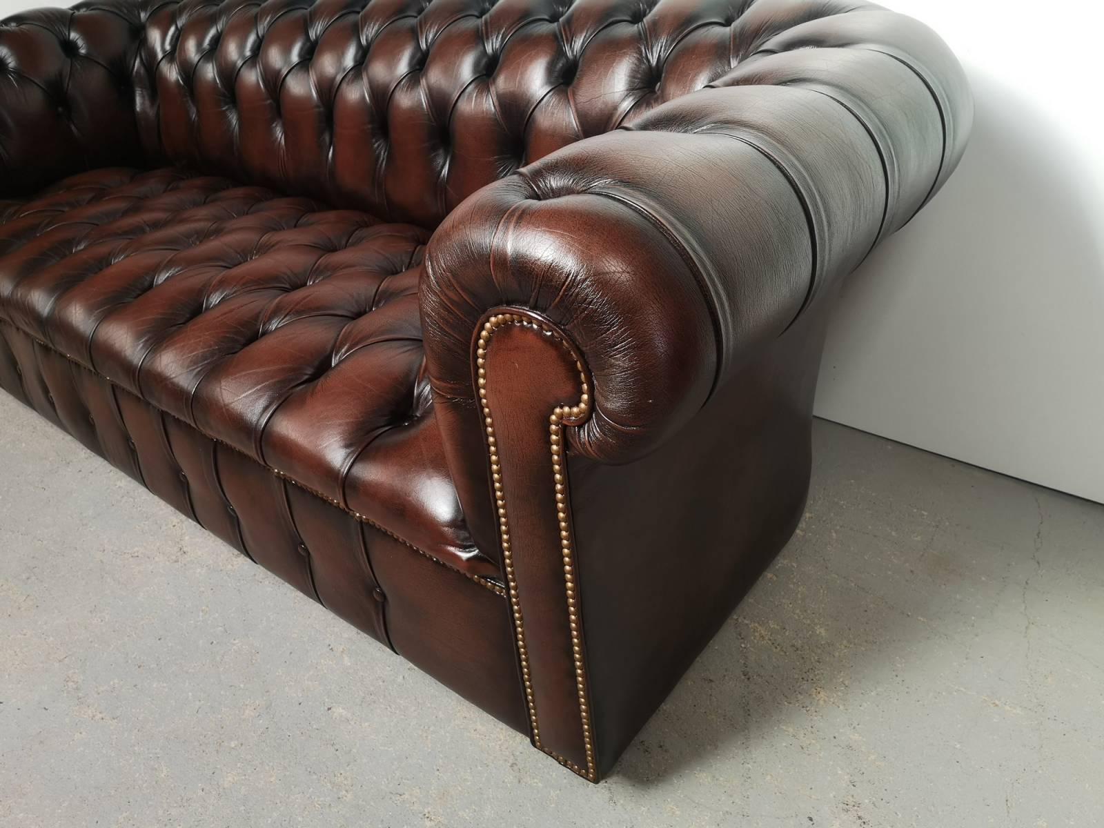 se faire livrer canapé chesterfield cuir vintage trois places style ancien proche Brest