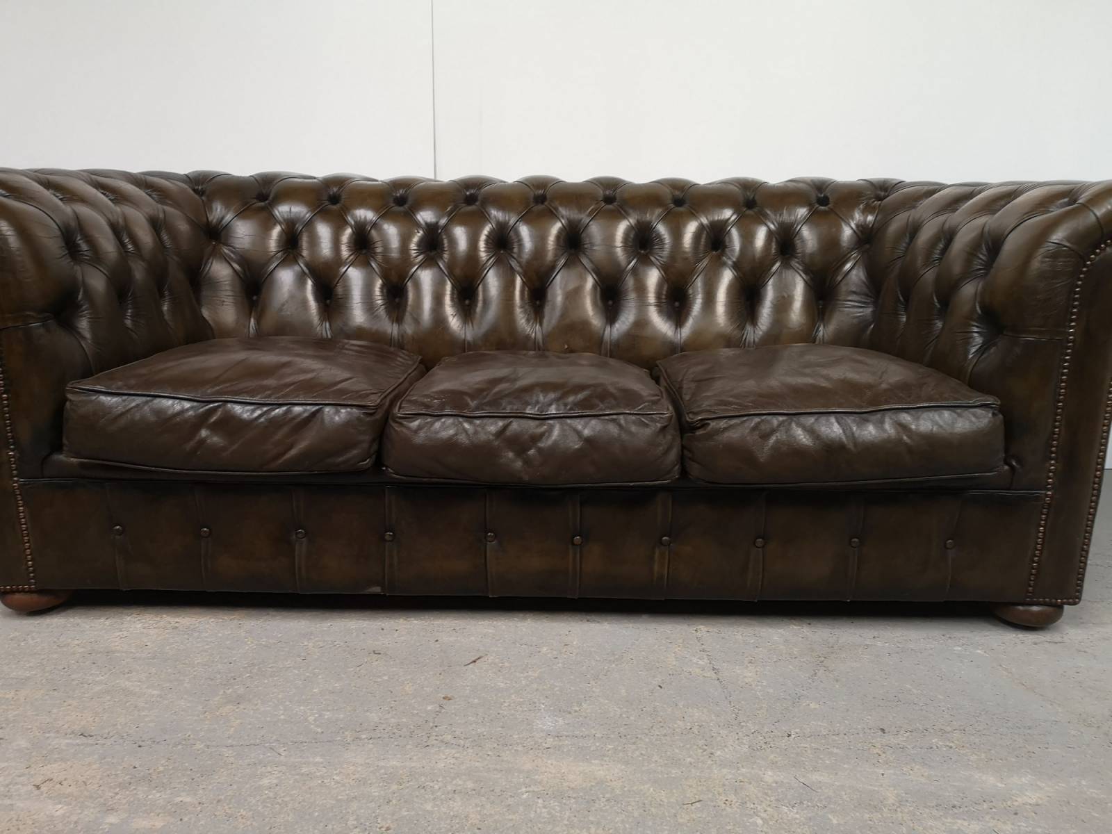 achat canapé chesterfield cuir vert trois places import direct Angleterre proche Chartres