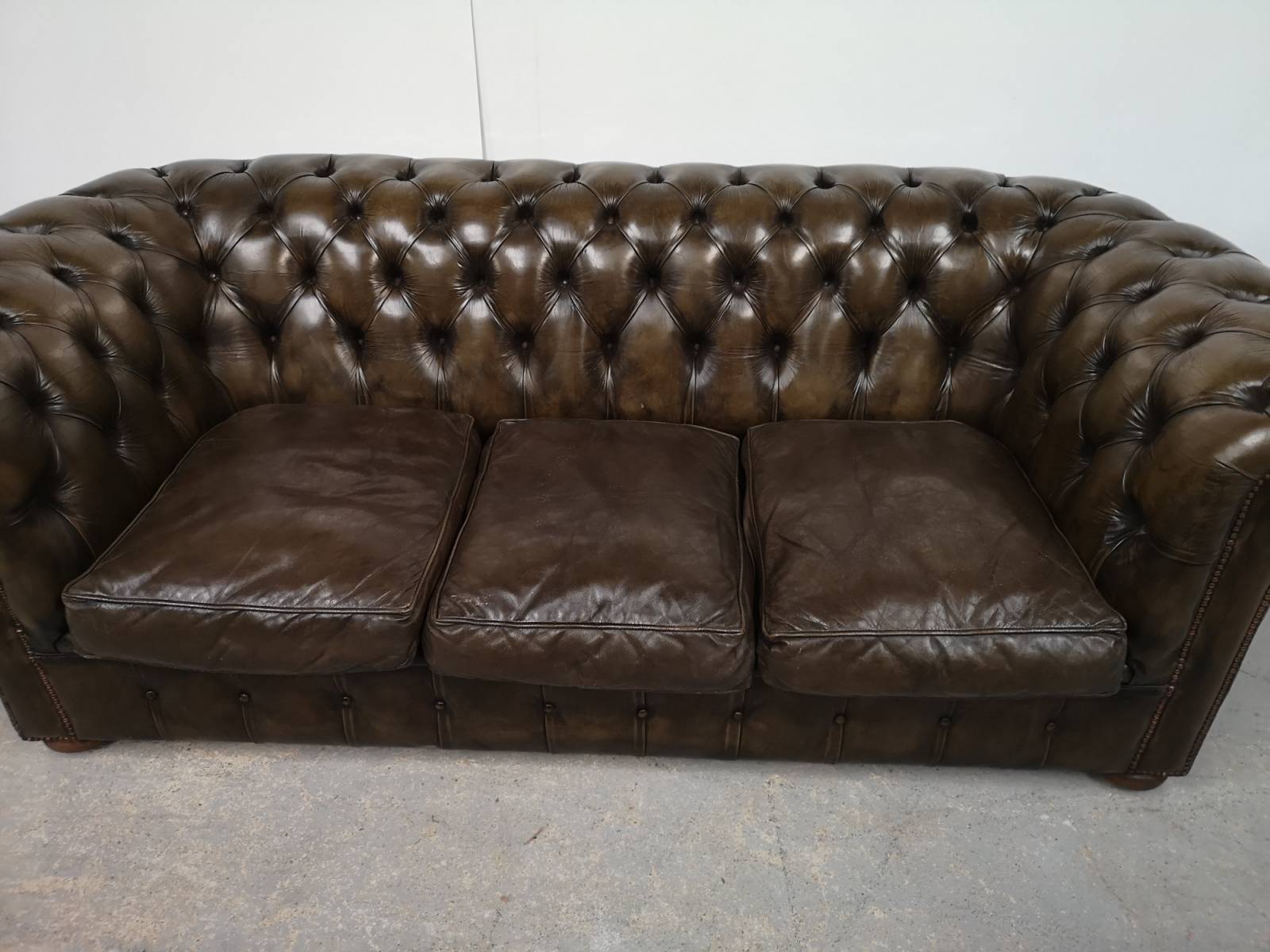 vends canapé chesterfield cuir vert trois places original proche Chartres