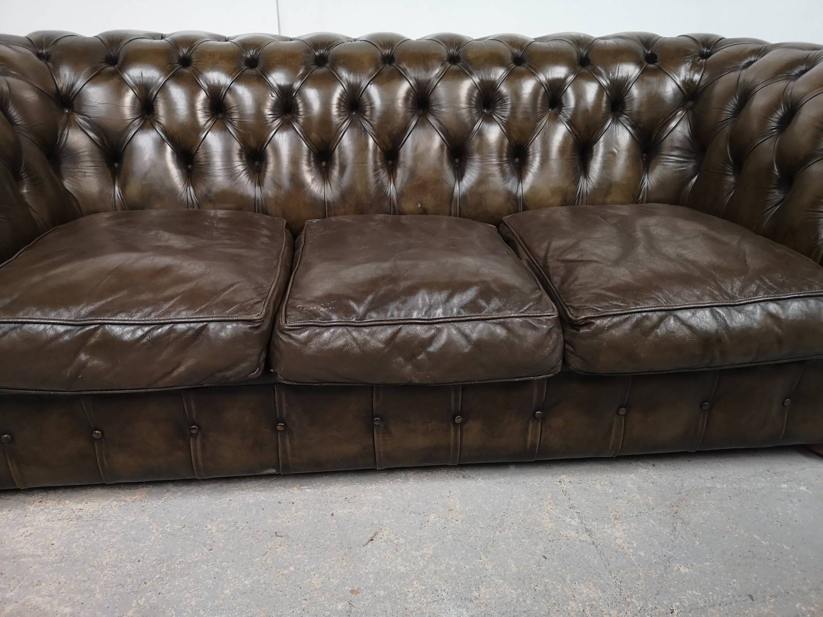 trouver magasin  canapés chesterfield cuir vert style pubs anglais proche Chartres