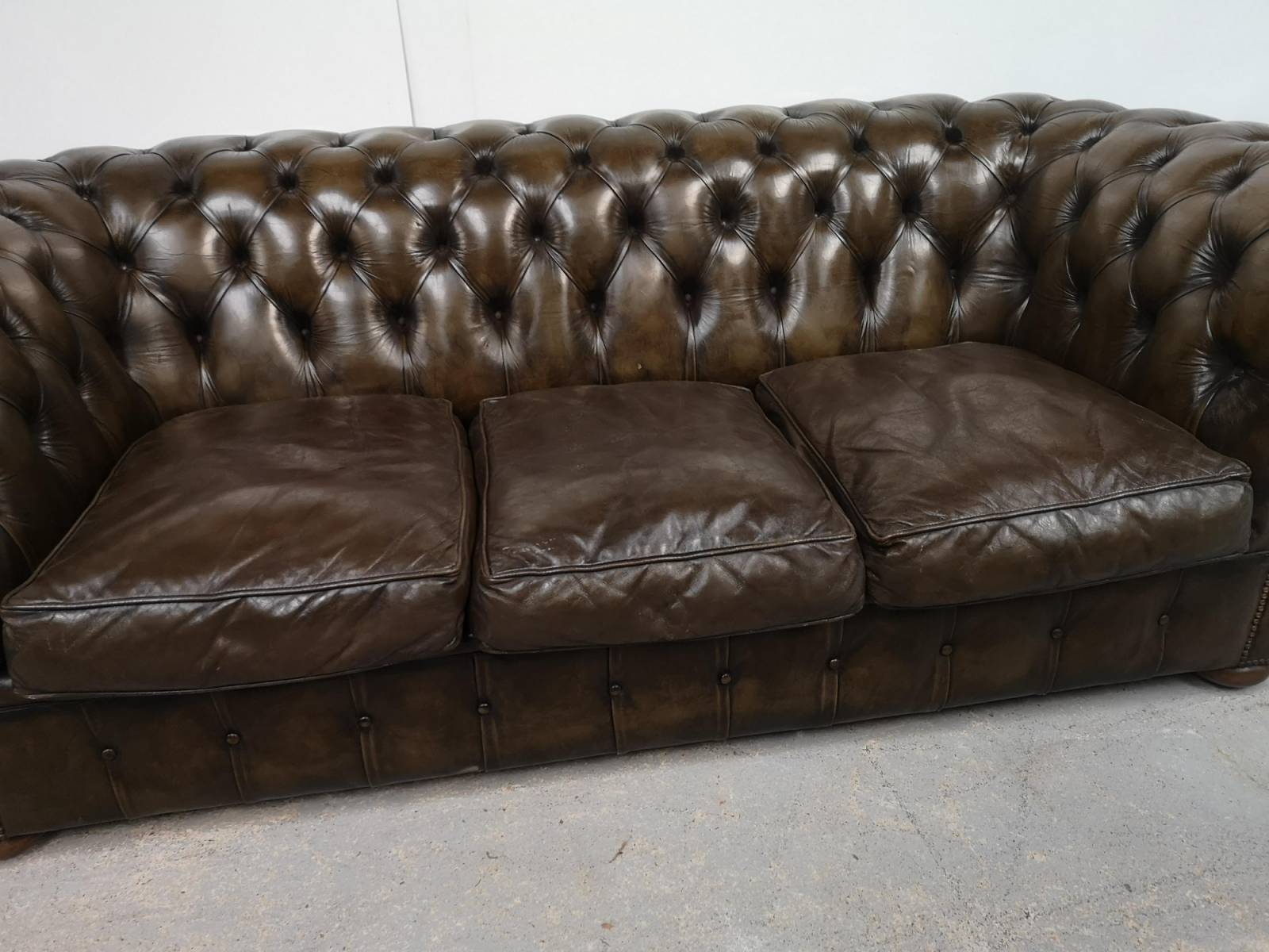 vente canapé chesterfield cuir vert trois places style vintage proche Chartres