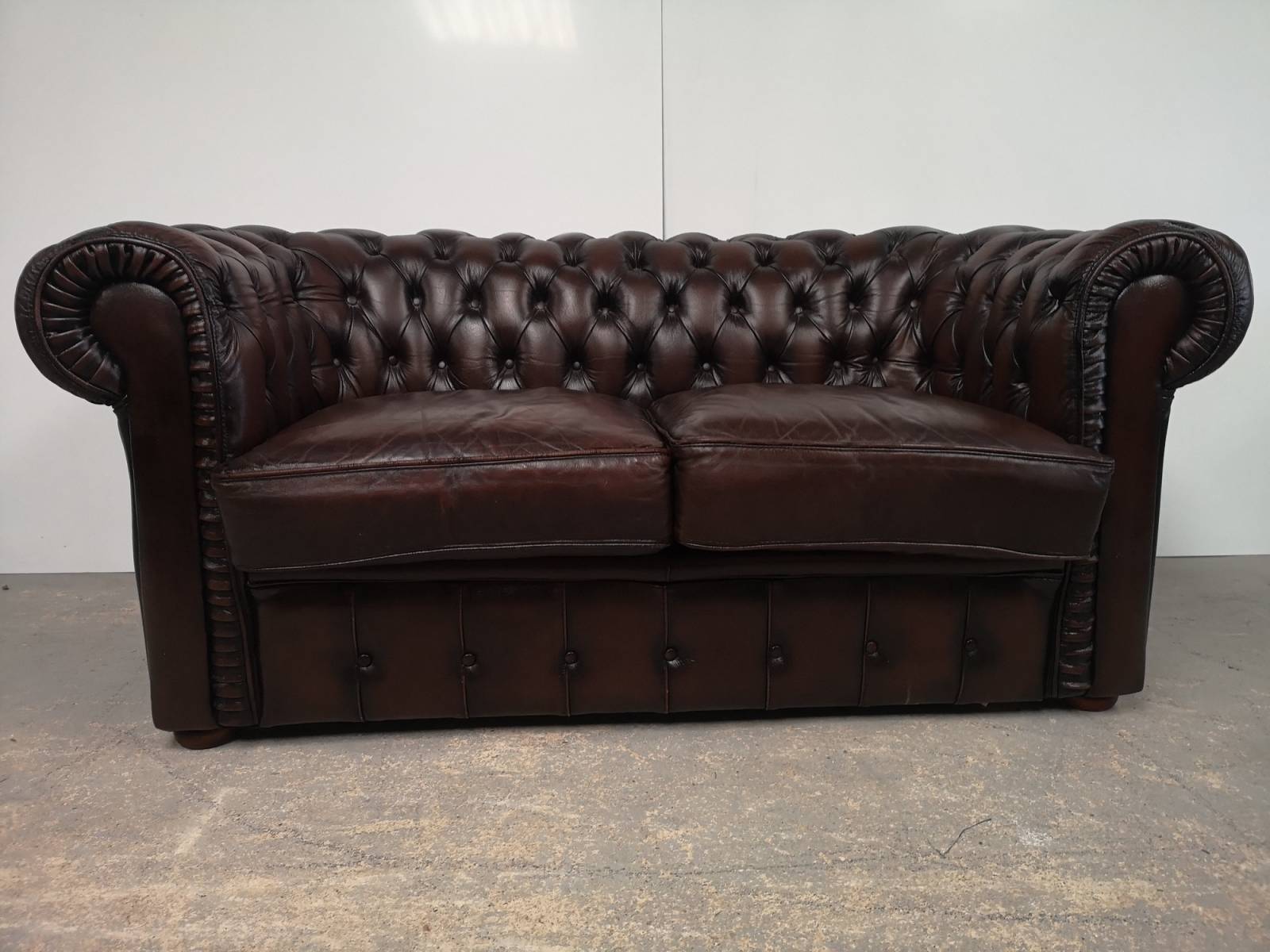 vente canapé chesterfield cuir marron deux places style vintage proche Rennes