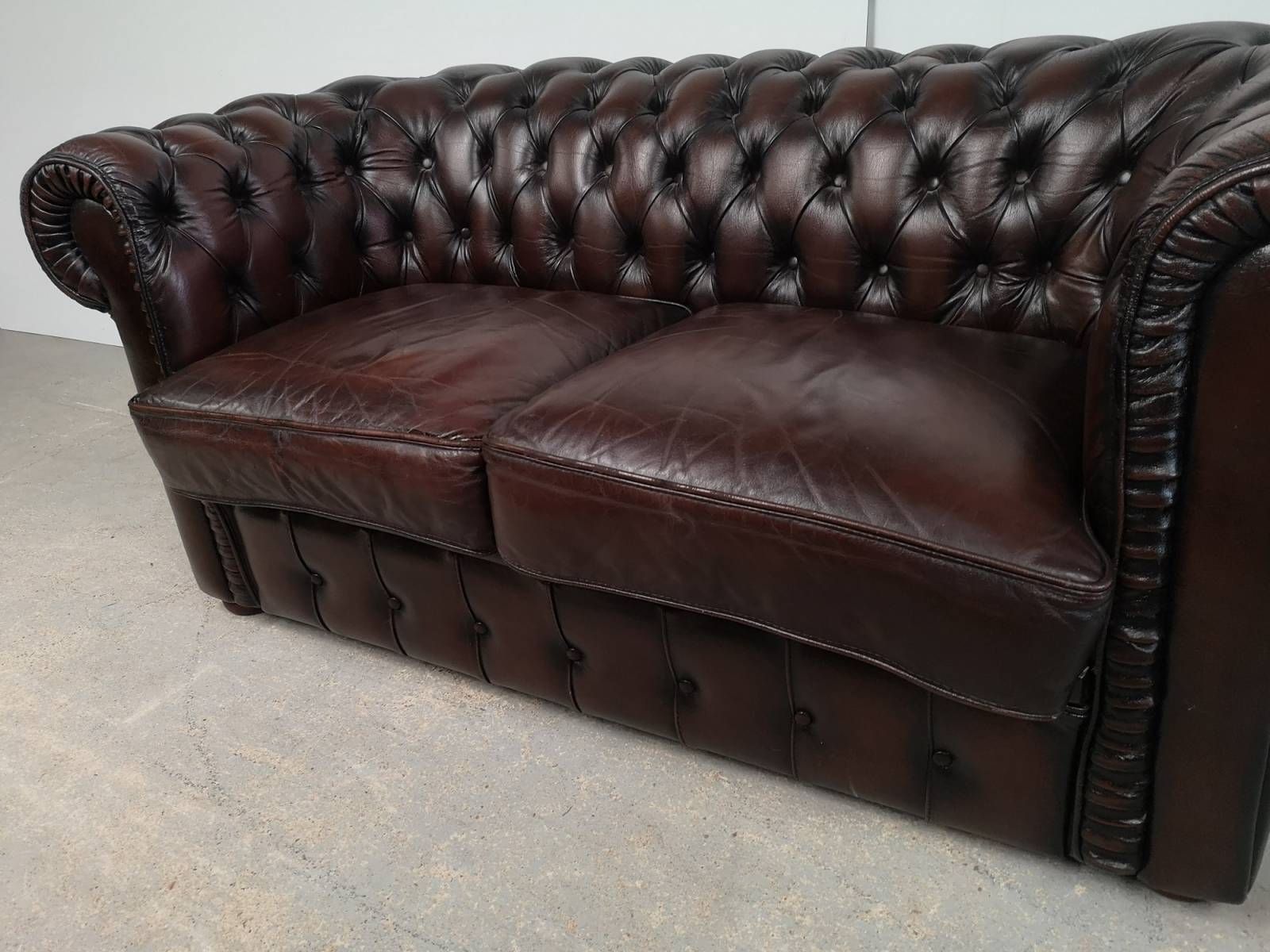 se faire livrer canapé chesterfield cuir marron deux places original proche Rennes