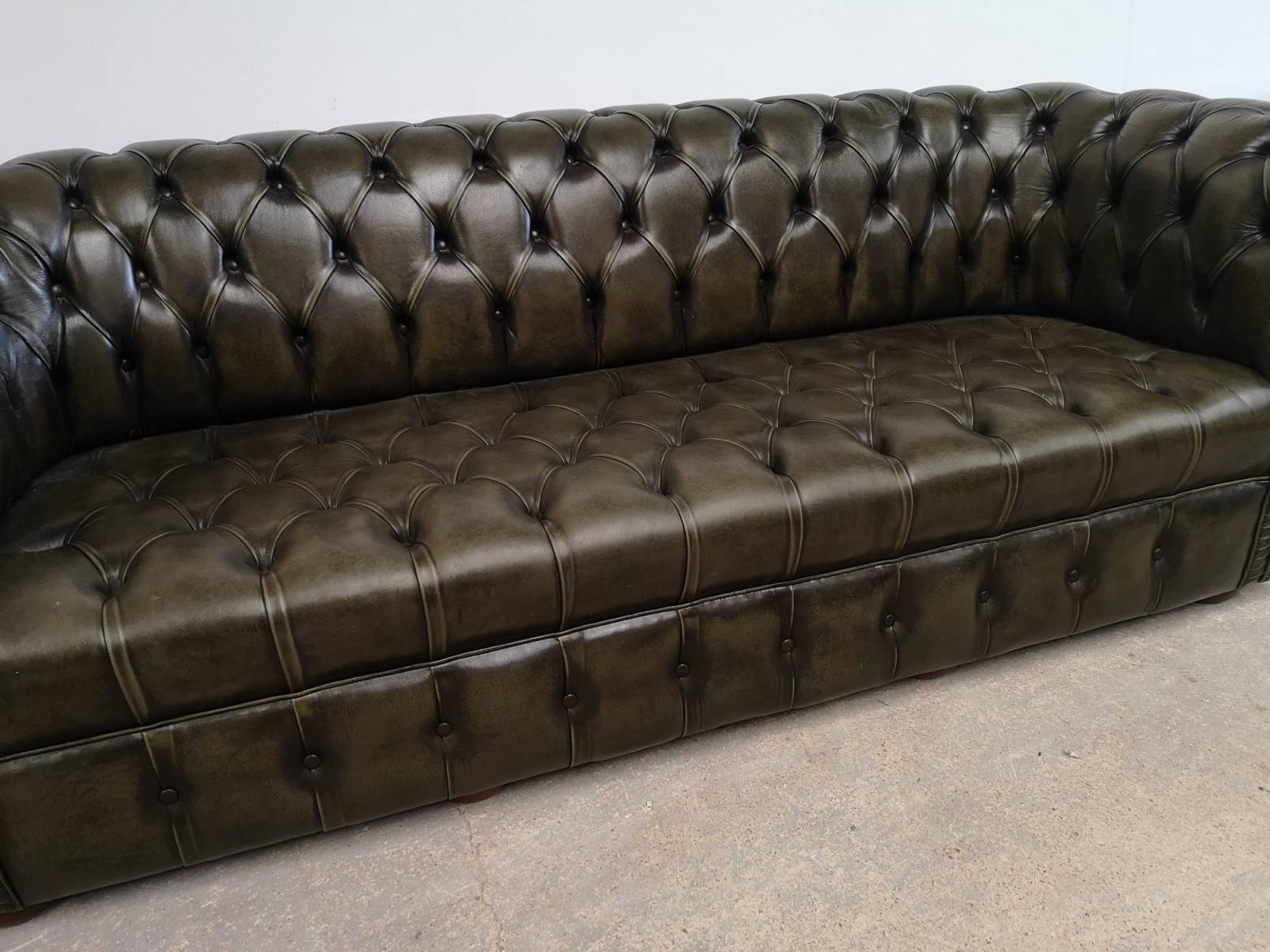se faire livrer canapé chesterfield cuir vert trois places seconde main proche Paris