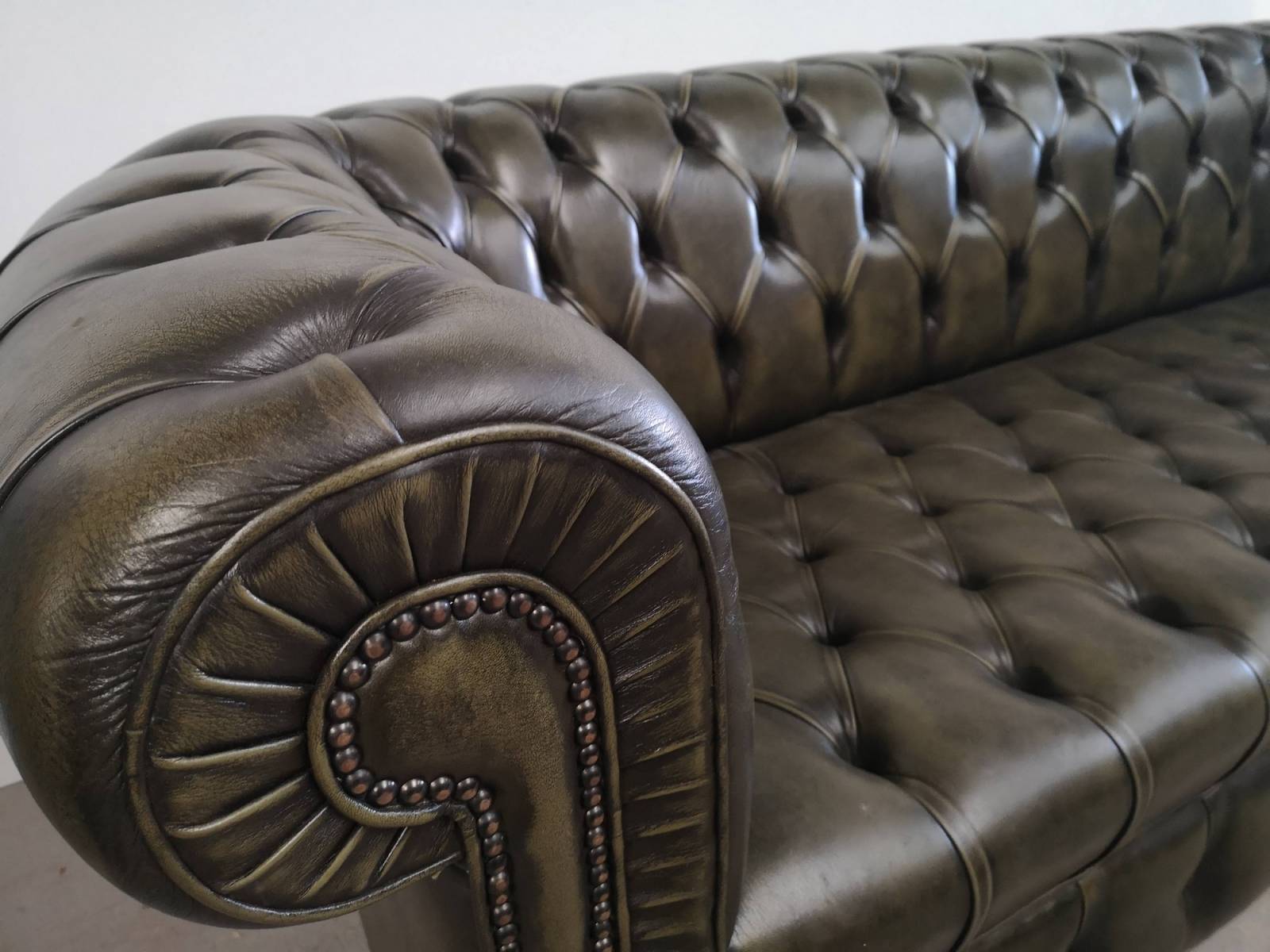 achat canapé chesterfield cuir vieilli vert trois places style deco loft