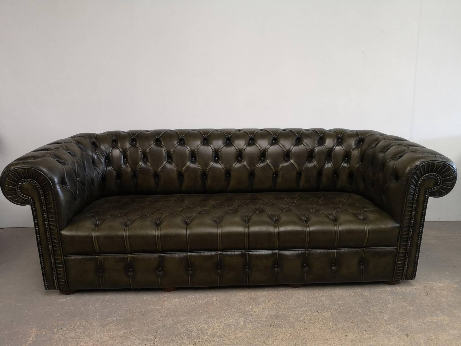 acheter un canapé chesterfield cuir vert trois places deuxième main proche Paris