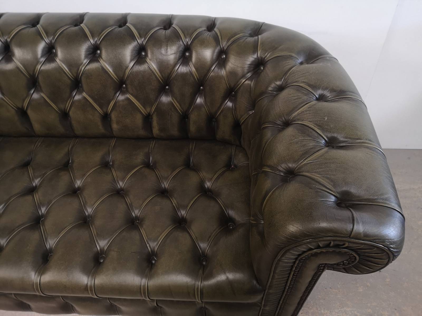 a acheter canapé chesterfield cuir vert trois places confortable bon état proche Paris