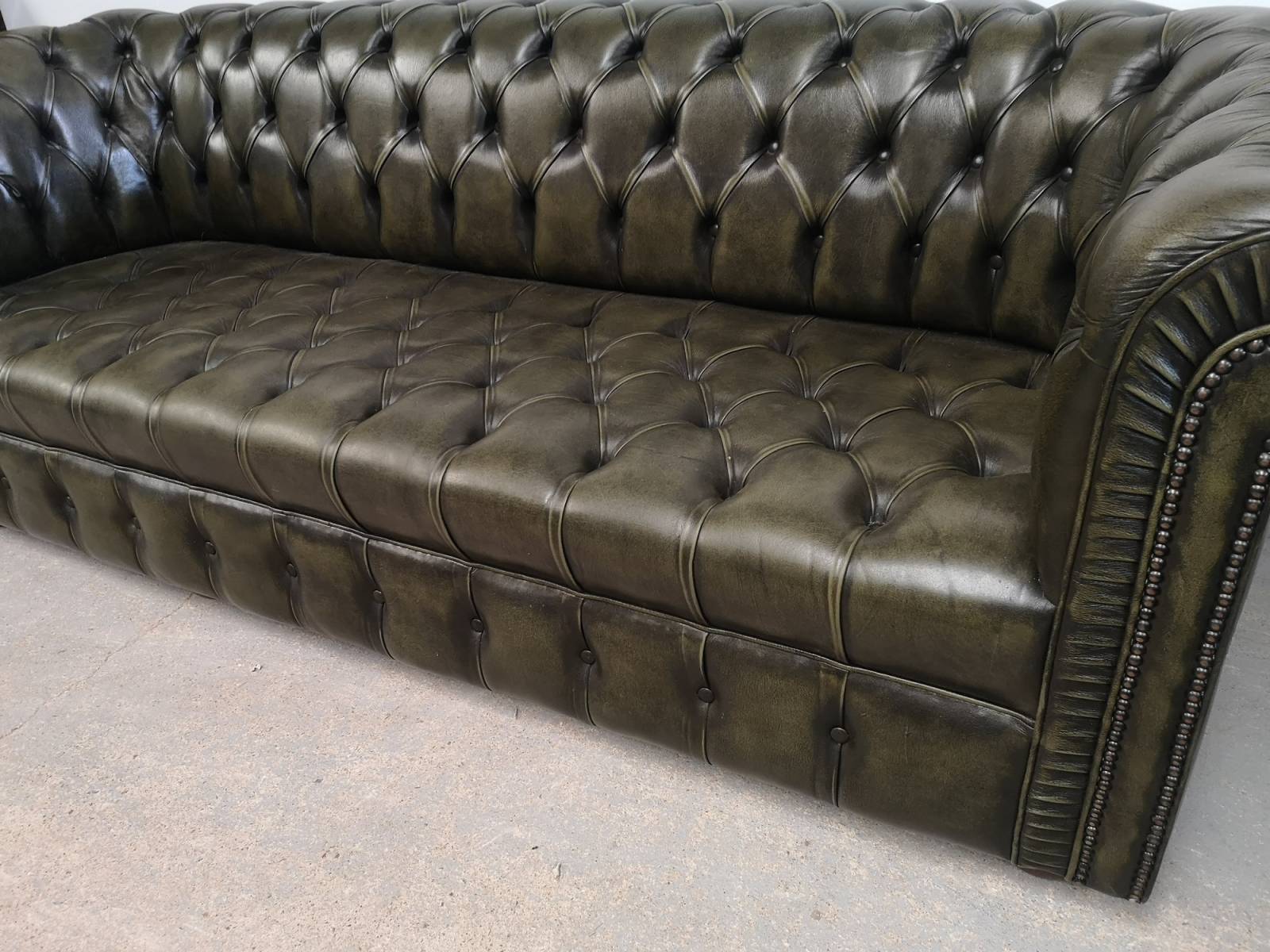 vends canapé chesterfield cuir vert trois places style décoration industrielle proche Paris