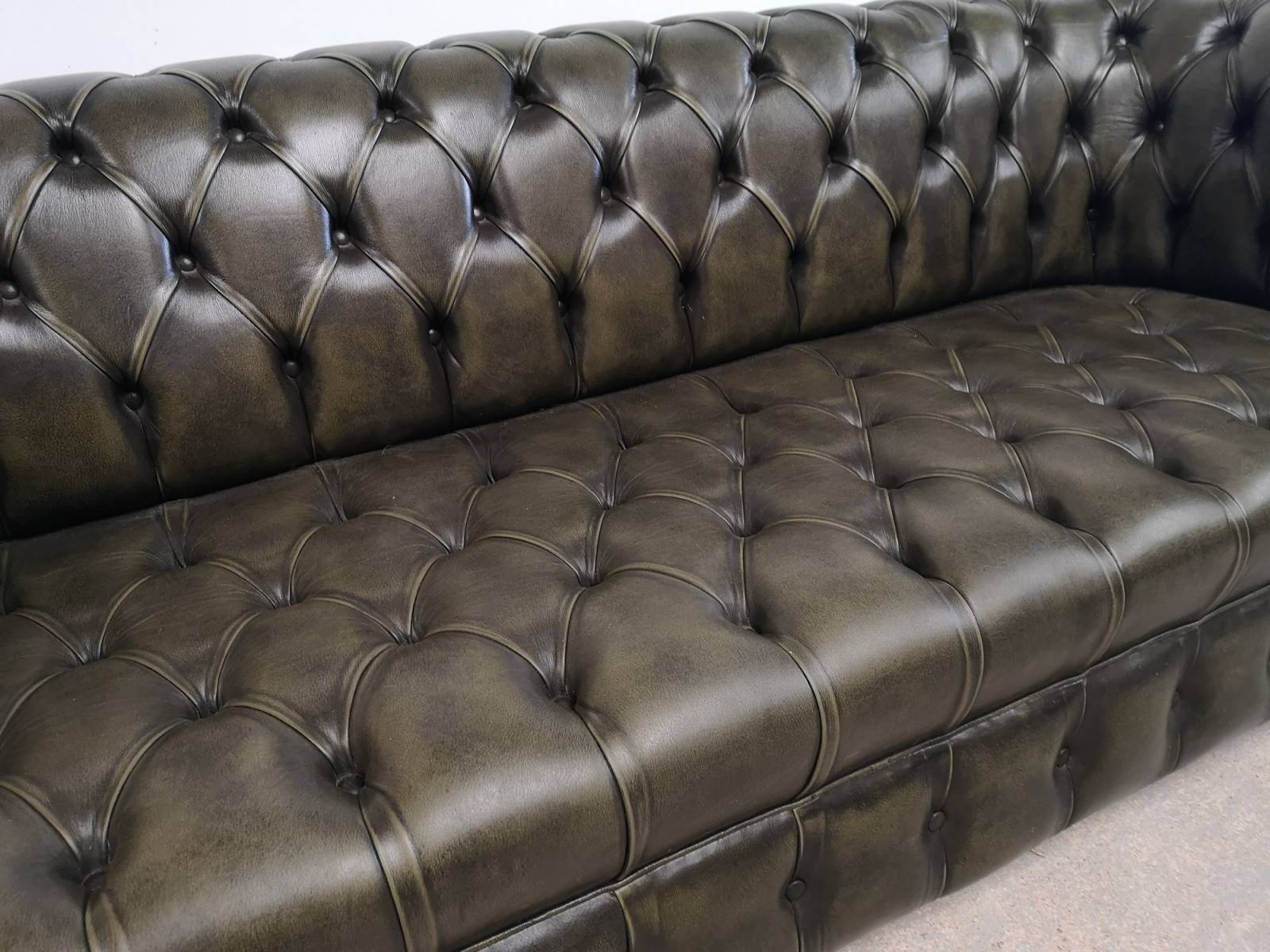 a vendre canapé chesterfield cuir vert trois places style décoration cottage anglais proche Paris