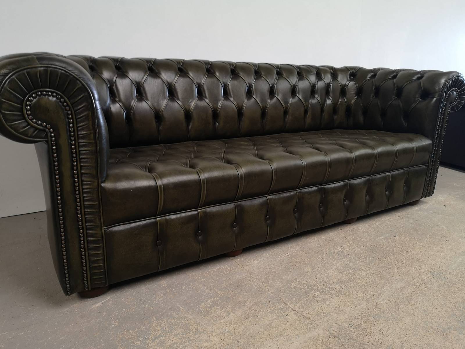 vente canapé chesterfield cuir vert trois places haut de gamme proche Paris