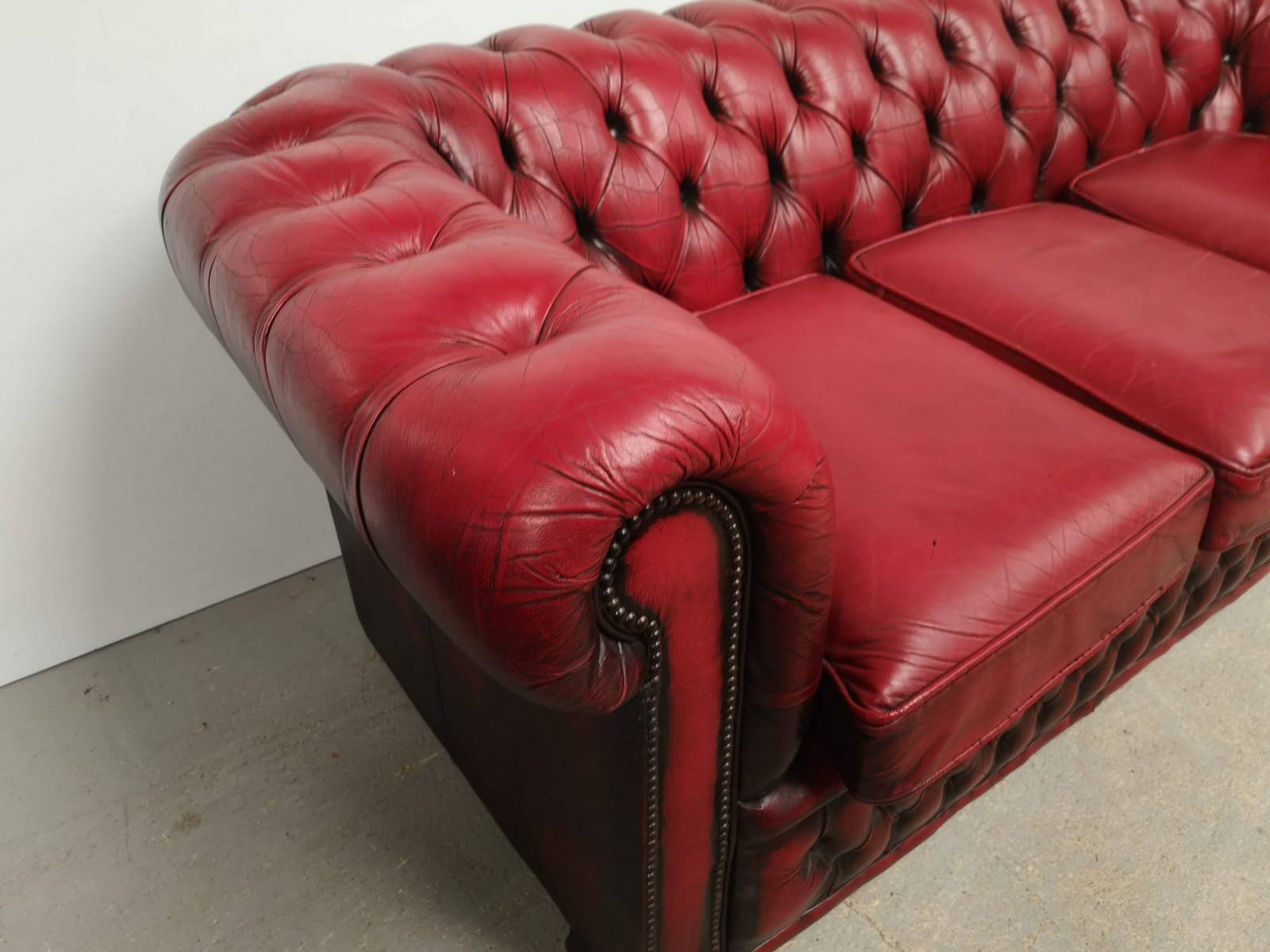 achat canapé chesterfield cuir rouge trois places véritable chesterfield  proche Rennes