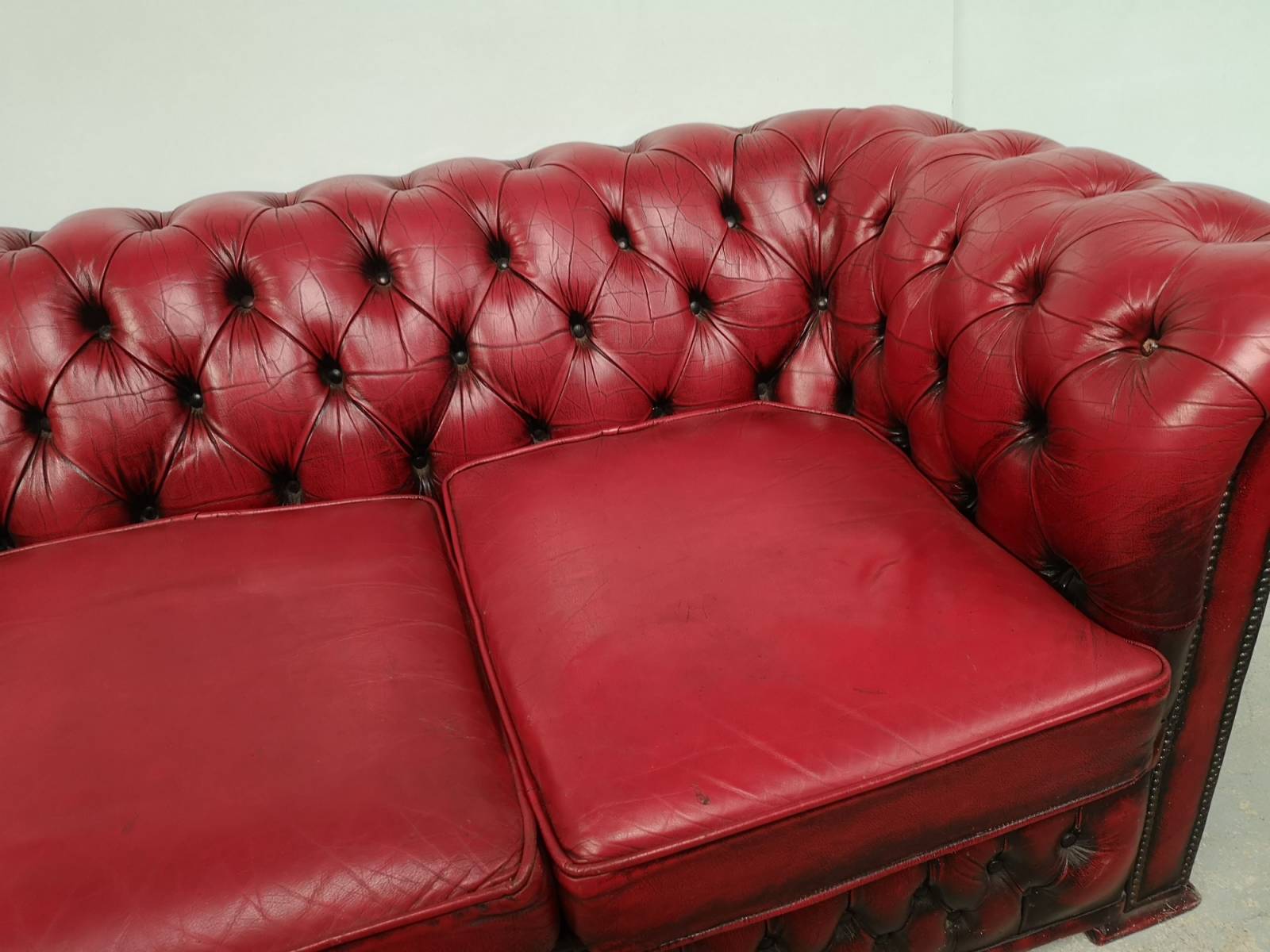 commander canapé chesterfield cuir rouge trois places style vintage proche Rennes
