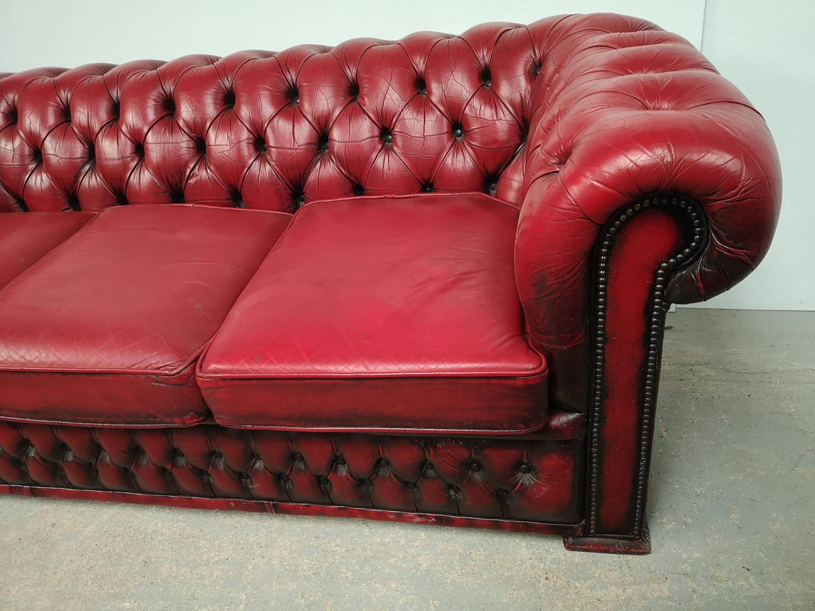 vente en ligne canapé chesterfield cuir rouge trois places occasion pas cher proche Rennes