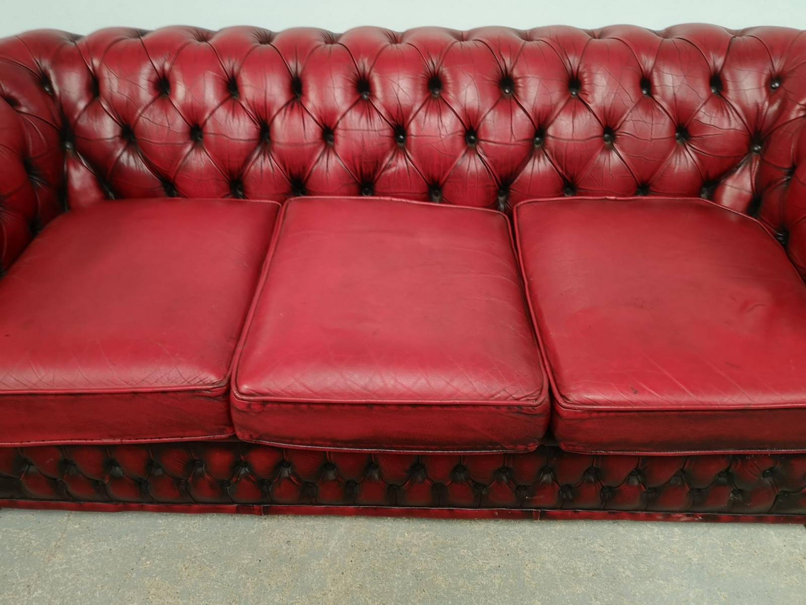 vente canapé chesterfield cuir rouge trois places seconde main proche Rennes