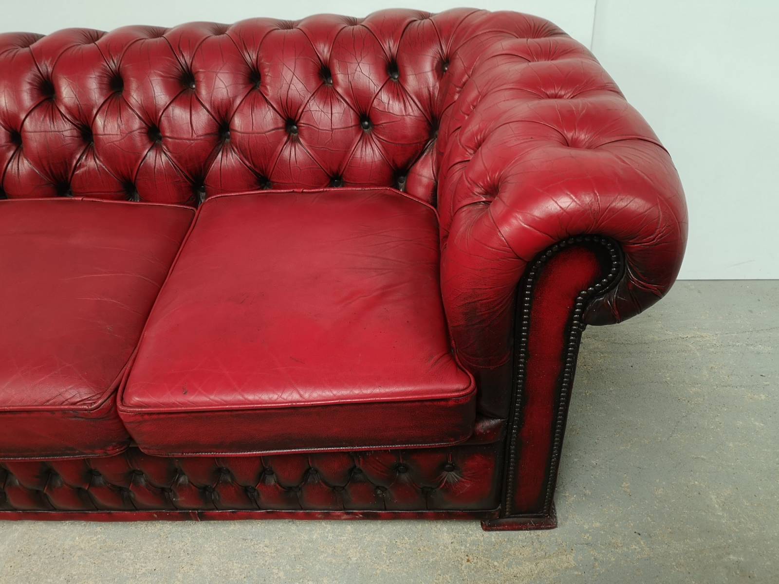 commander en ligne canapé chesterfield cuir rouge trois places style décoration loft proche Rennes
