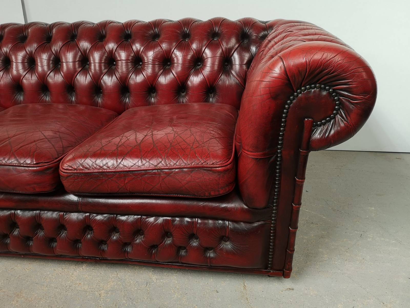 vente en ligne canapé chesterfield cuir bordeaux trois places style décoration industrielle proche Vannes