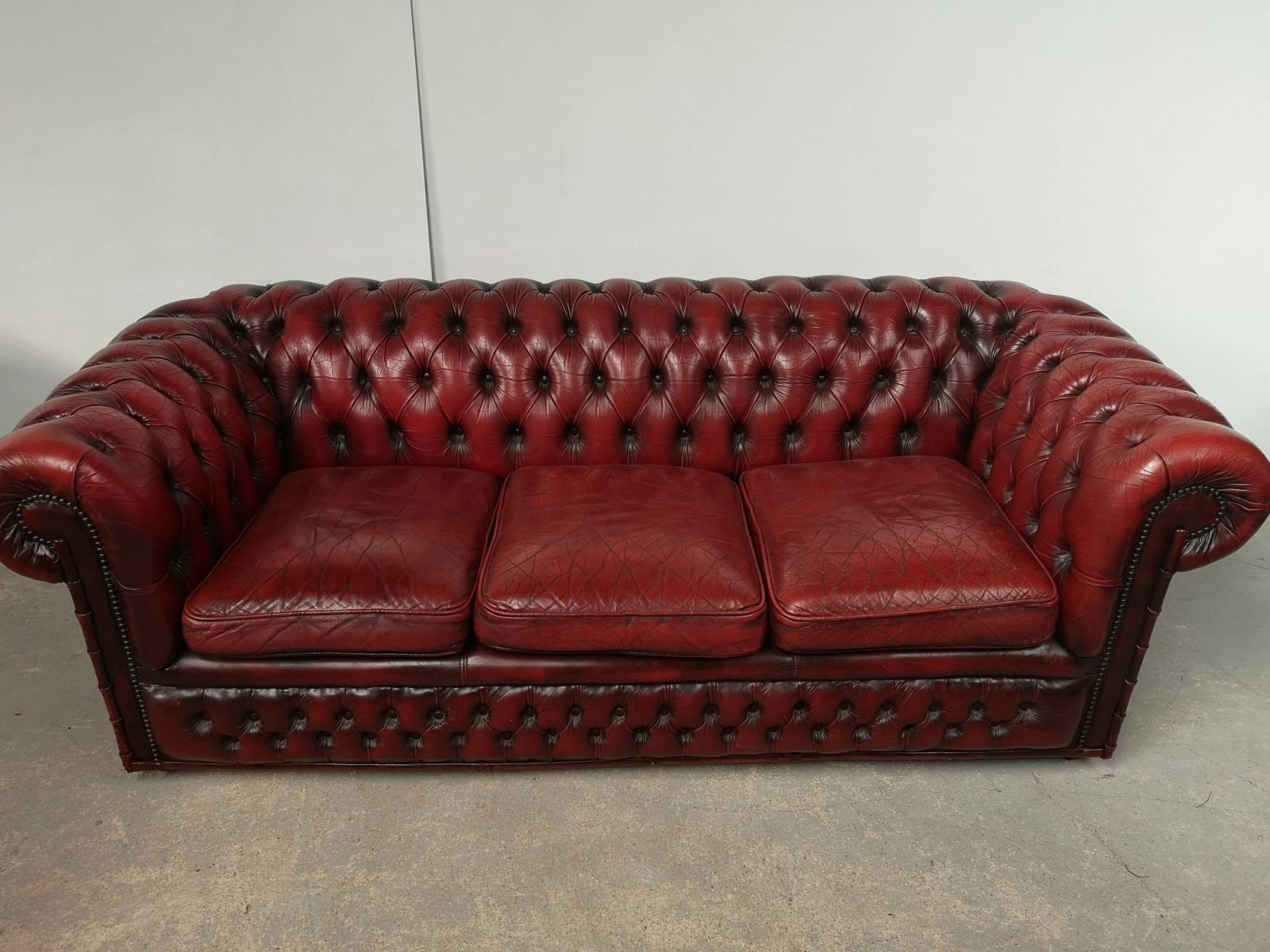 achat canapé chesterfield cuir bordeaux trois places proche Vannes