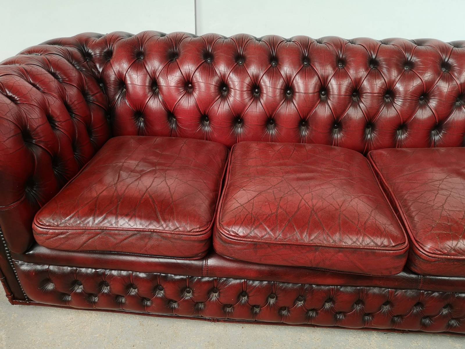 se faire livrer canapé chesterfield cuir bordeaux trois places occasion pas cher proche Vannes