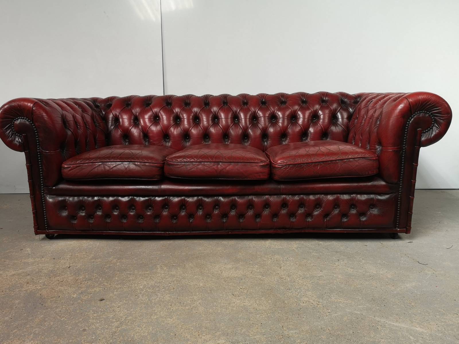 acheter canapé chesterfield cuir bordeaux trois places import direct Angleterre proche Vannes