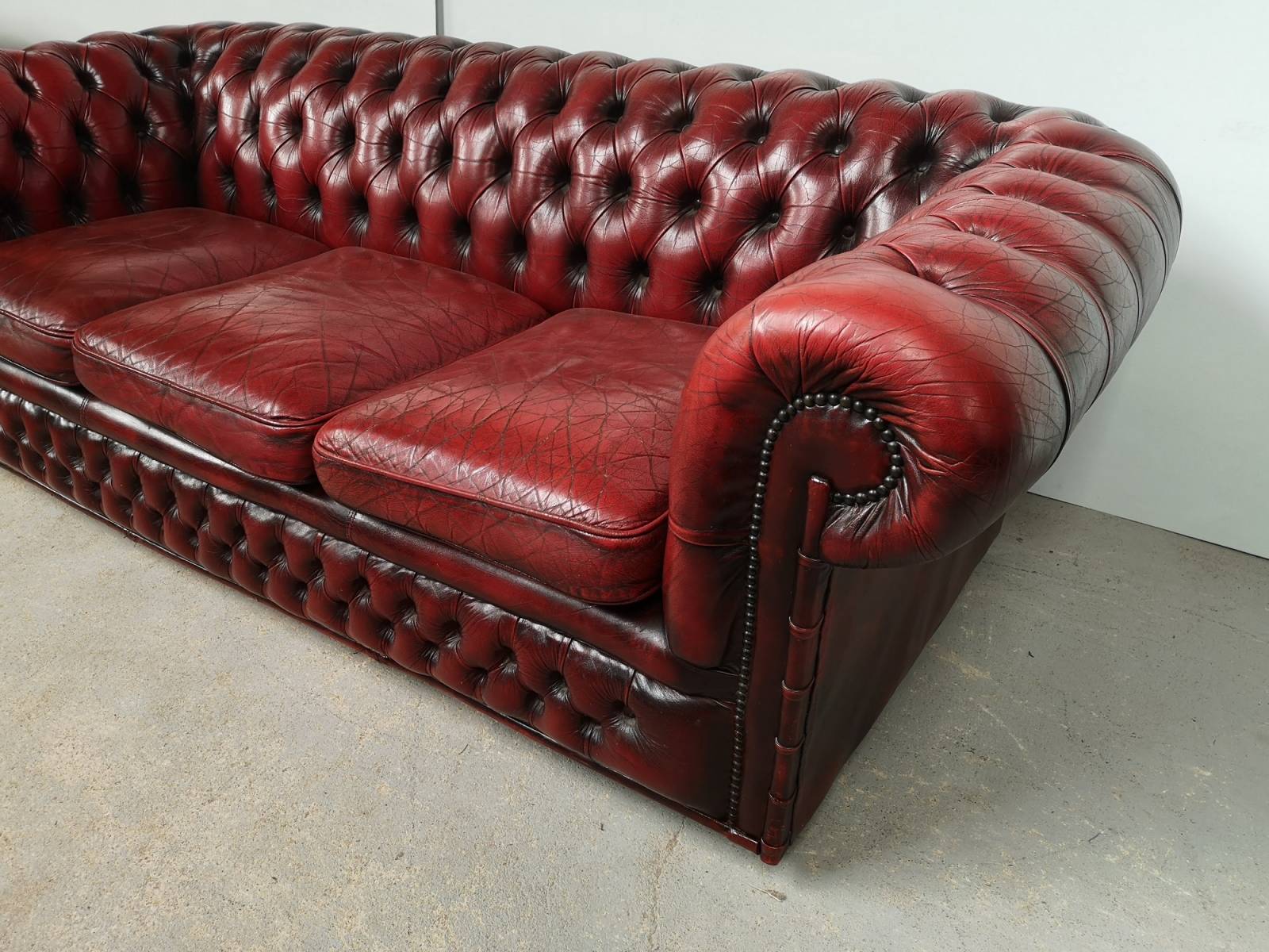 commander en ligne canapé chesterfield cuir bordeaux trois places qualité premium proche Vannes