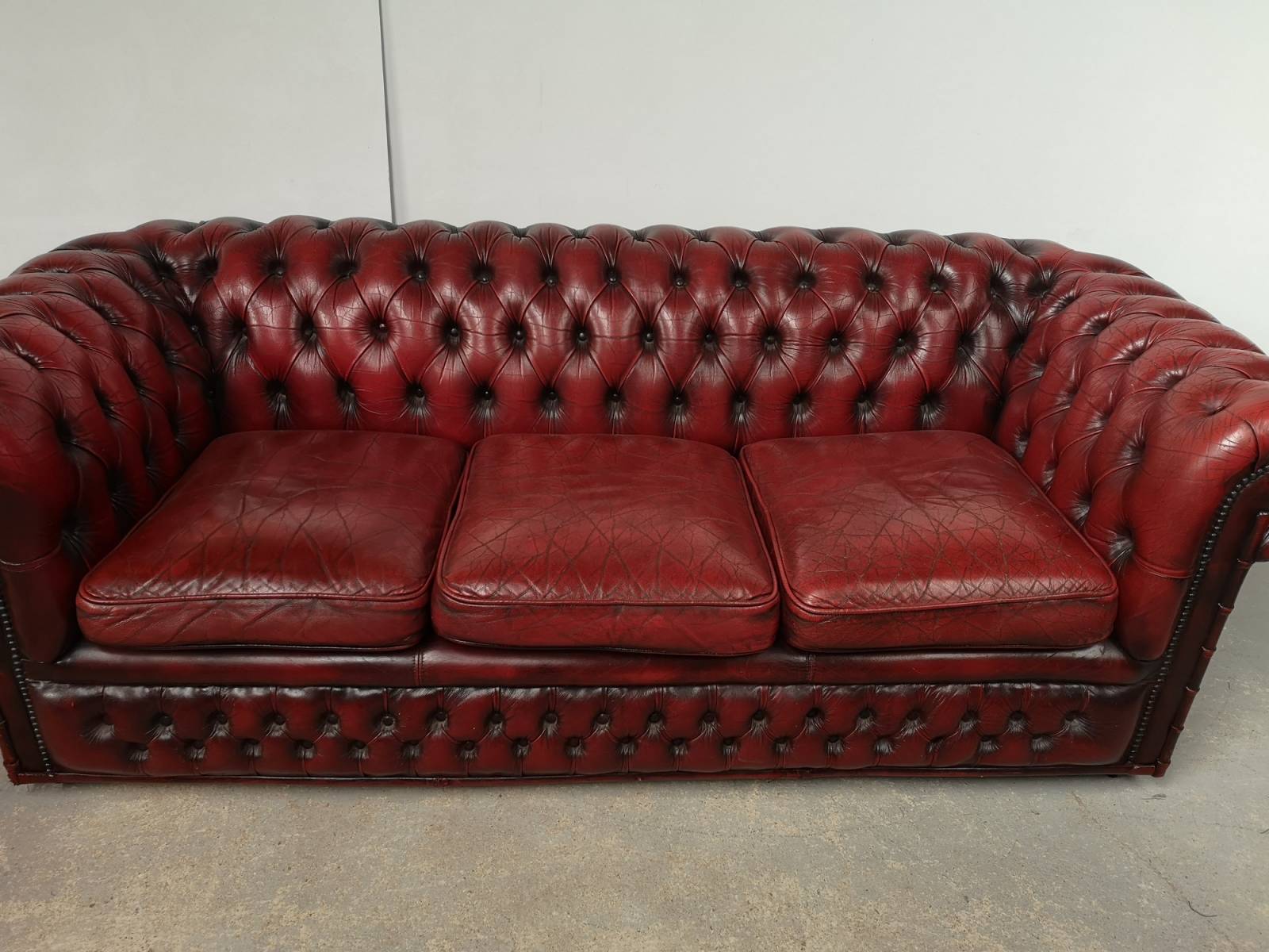 trouver canapé chesterfield cuir bordeaux trois places deuxième main proche Vannes