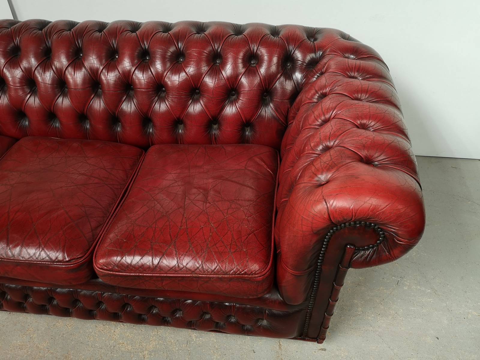 commander canapé chesterfield cuir bordeaux trois places style décoration loft proche Vannes