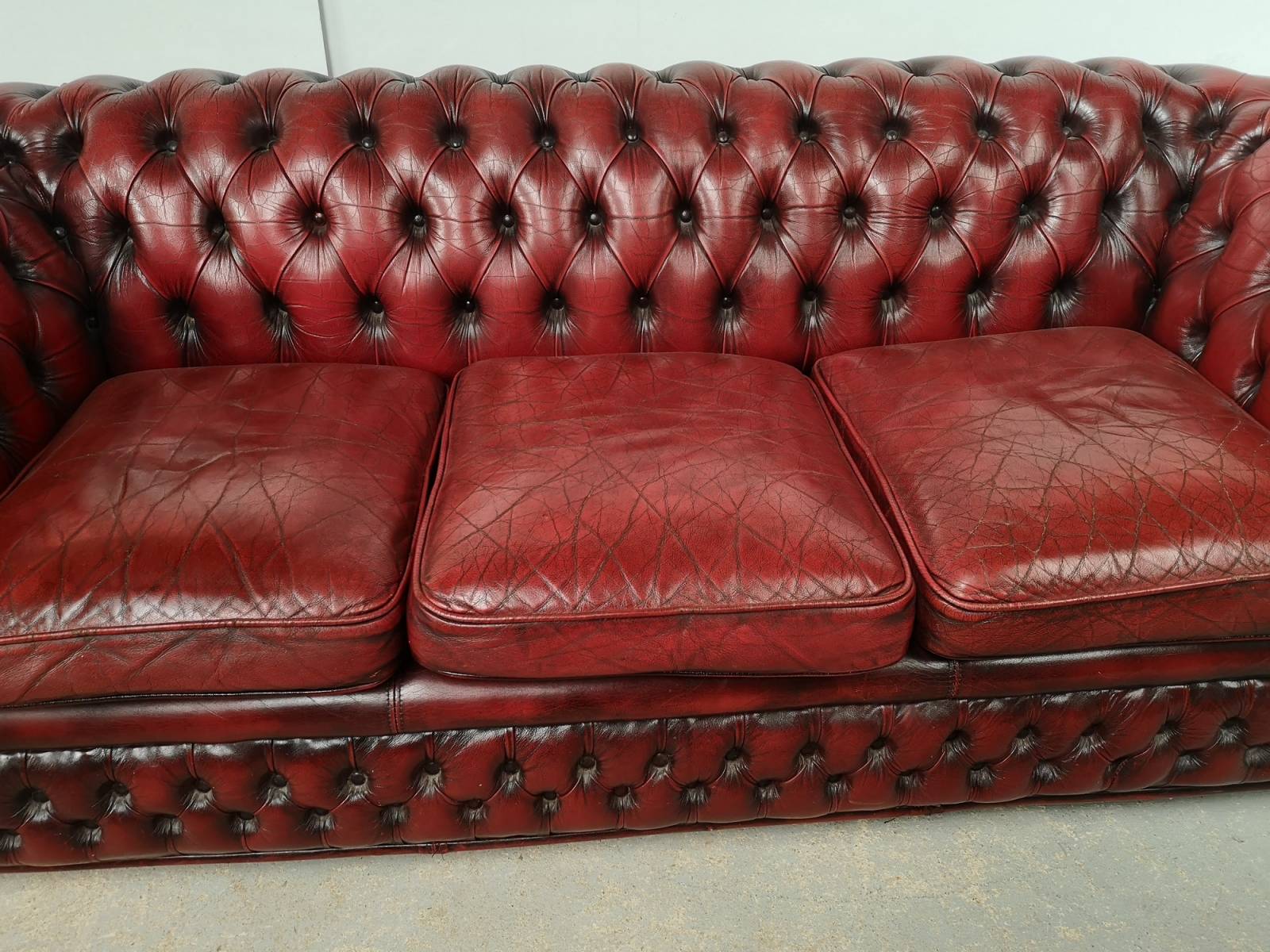 vente canapé chesterfield cuir vieilli bordeaux trois places seconde main proche Vannes