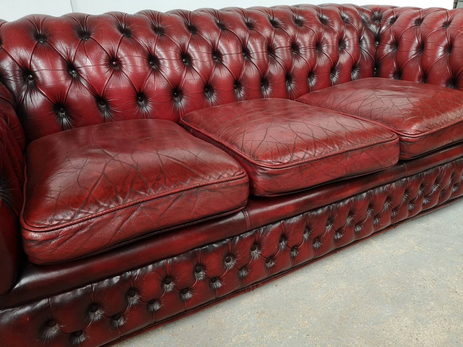 vends canape chesterfield cuir bordeaux trois places style pubs anglais proche Vannes
