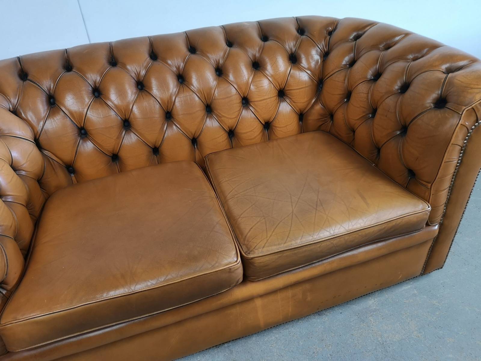 vends canapé chesterfield cuir marron deux places véritable chesterfield proche Laval