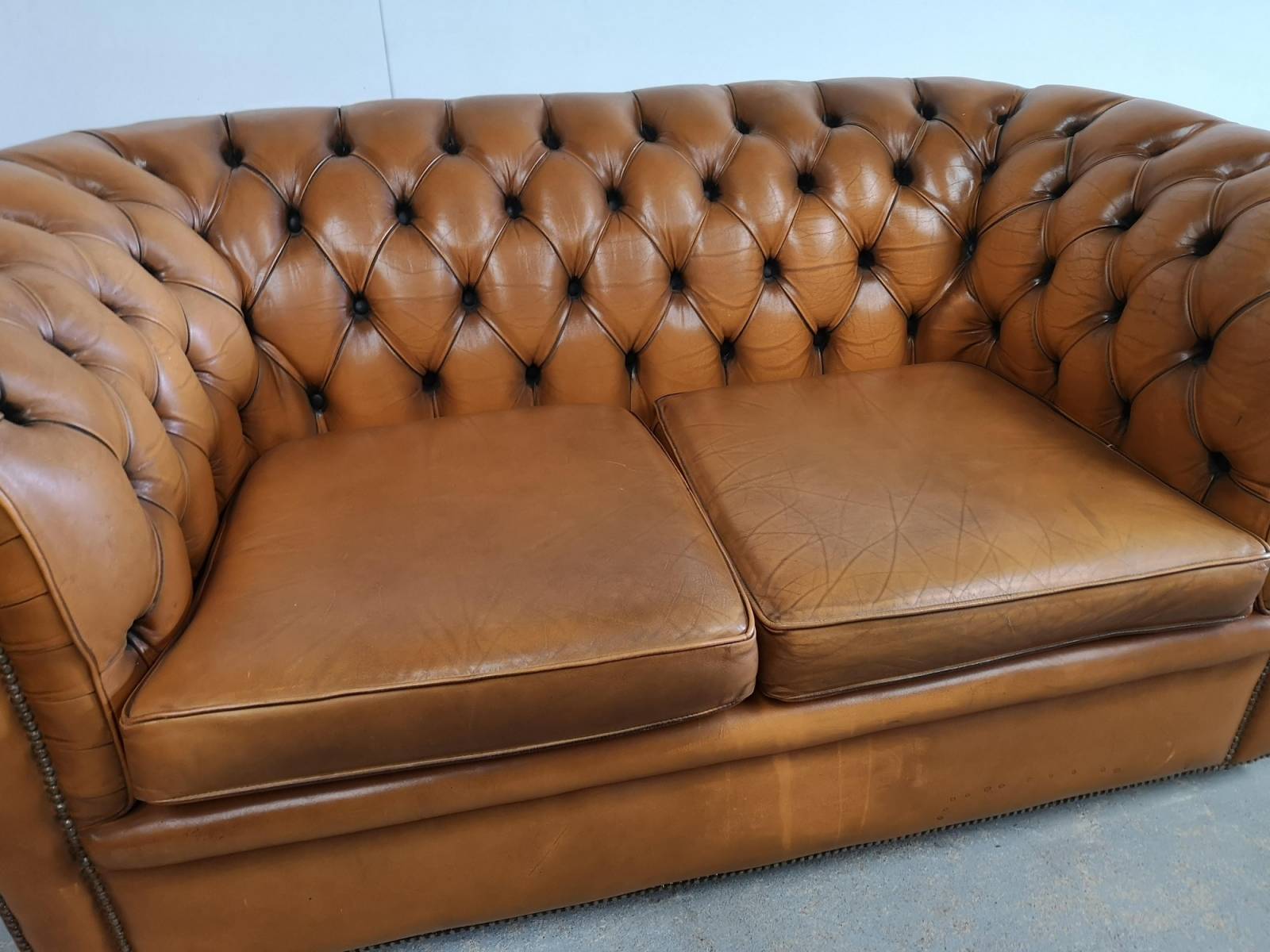 vente en ligne canapé chesterfield cuir marron deux places import direct Angleterre proche Laval
