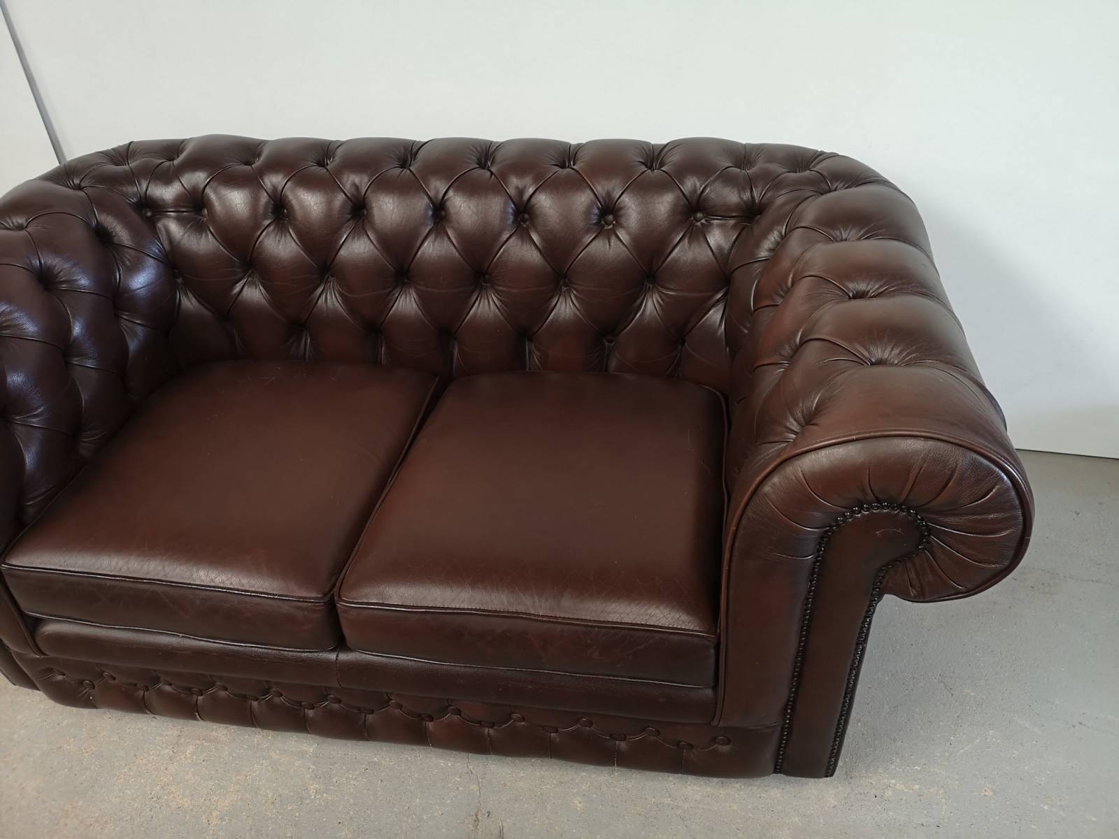 se faire livrer canapé chesterfield cuir marron deux places haut de gamme proche Le Havre