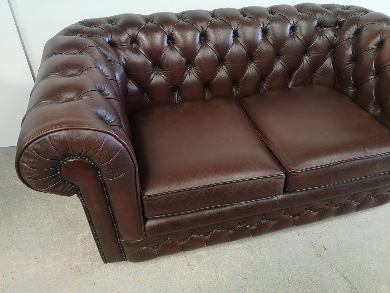 a acheter canapé chesterfield cuir marron deux places style pubs anglais proche Le Havre