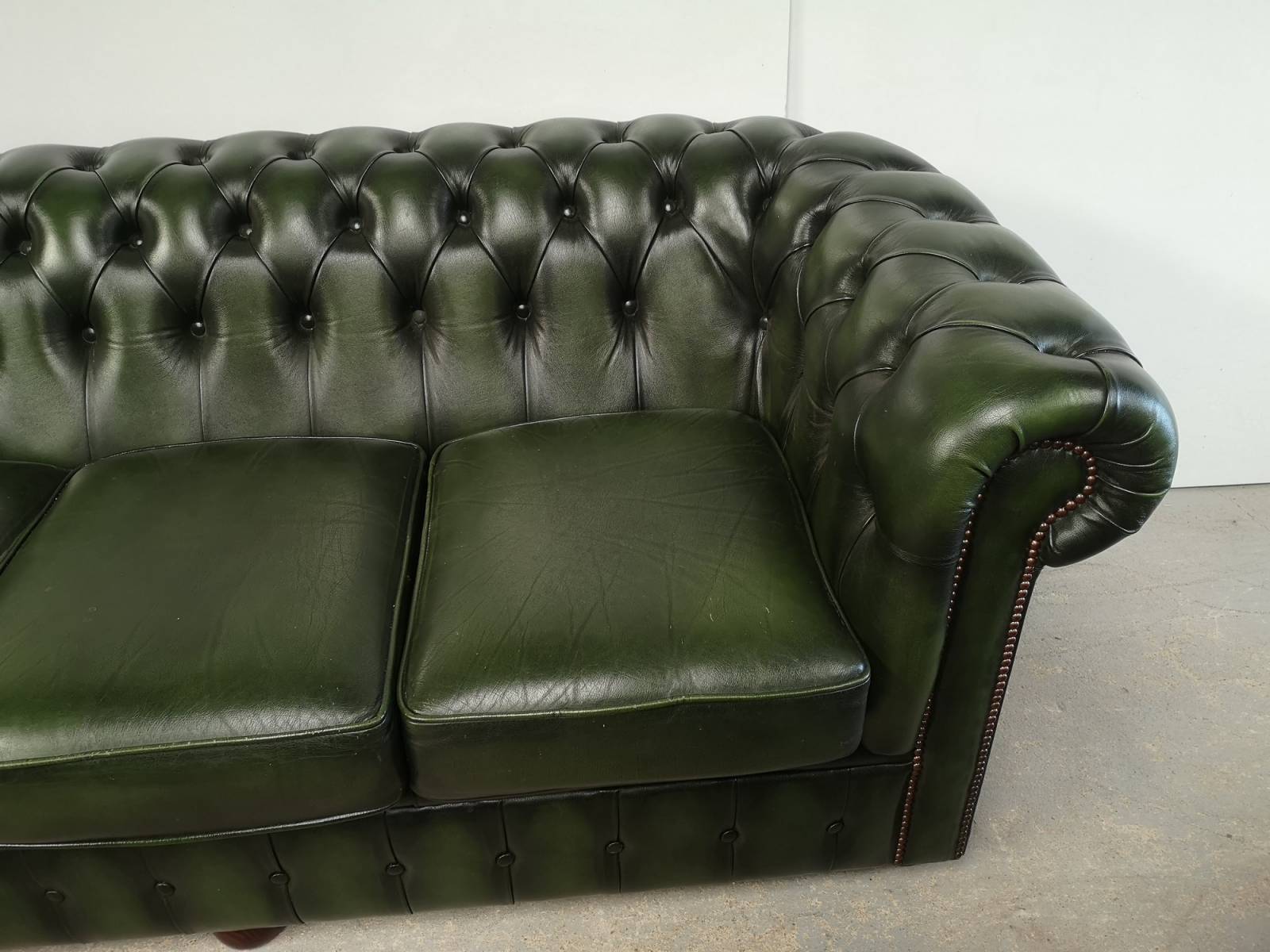 vends canapés chesterfield cuir vert trois places style rétro anglais proche Bordeaux