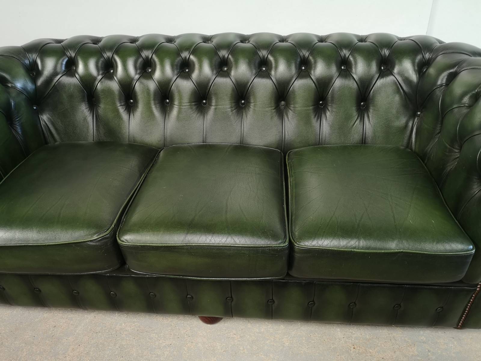 vente paire canapés chesterfield cuir vert trois places style pubs anglais proche Bordeaux