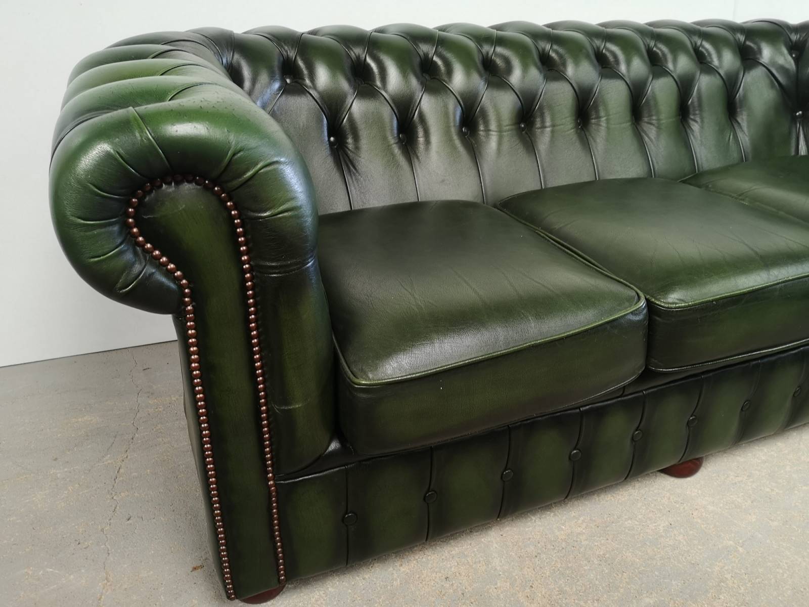 se faire livrer canapés chesterfield cuir vert trois places style cottage anglais proche Bordeaux