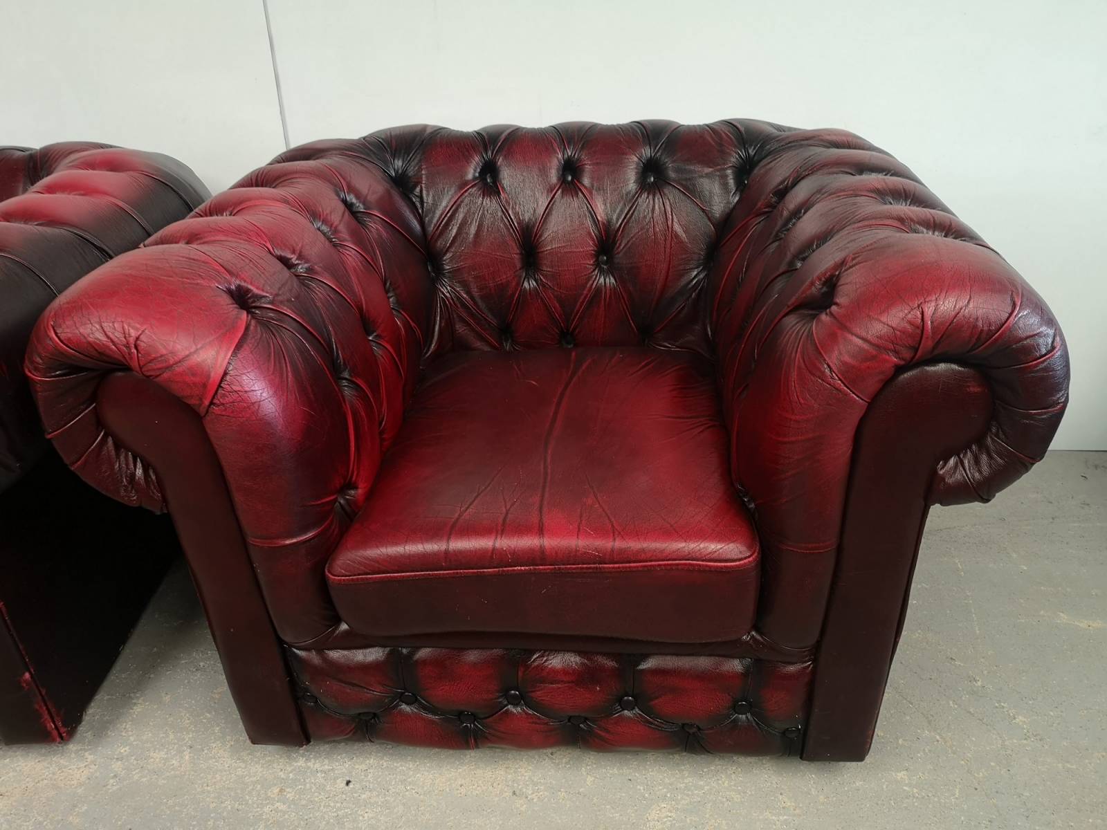 vends fauteuils chesterfield cuir bordeaux authentiques proche Vannes