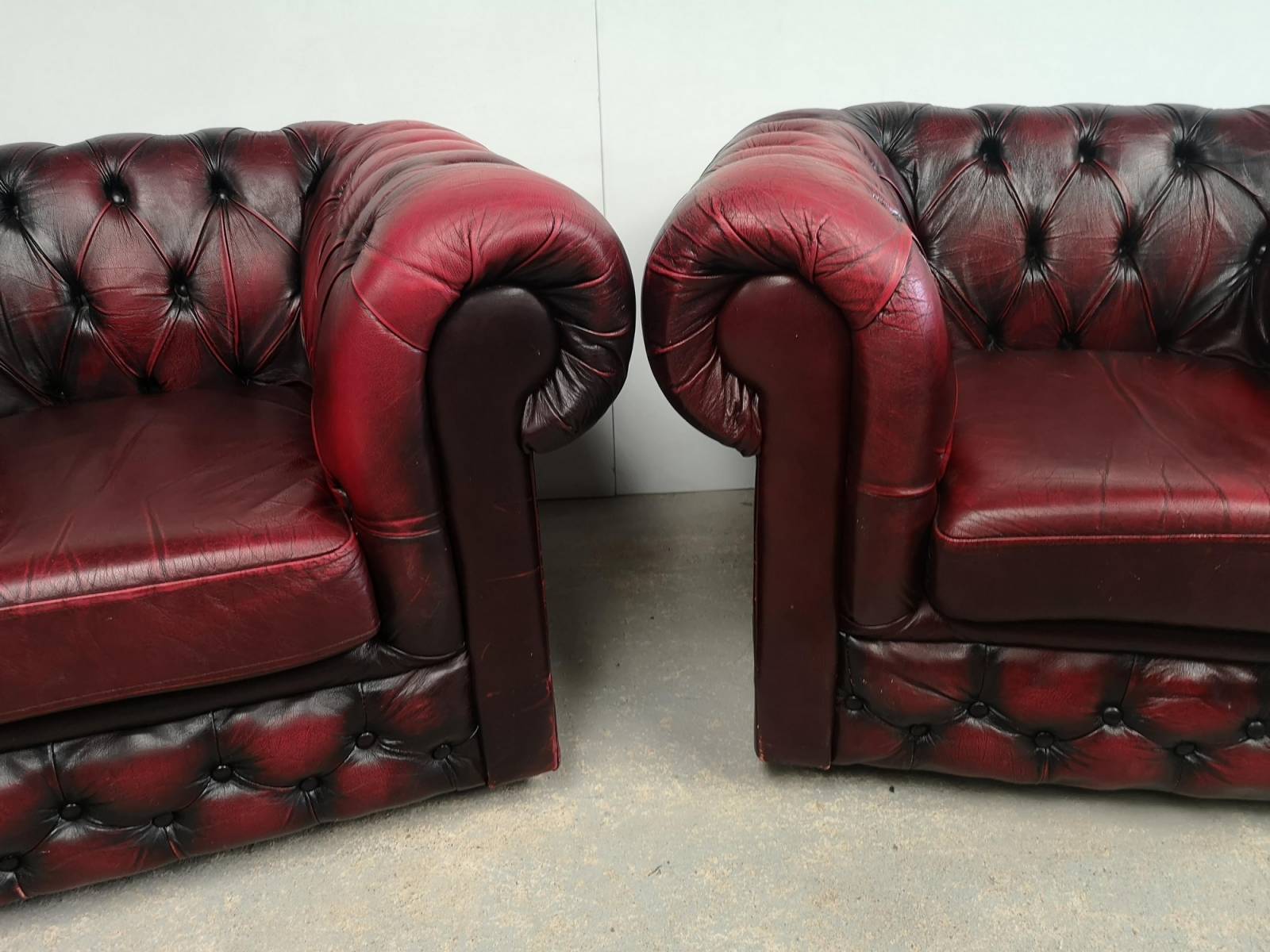 commander paire fauteuils chesterfield cuir bordeaux vintage anglais proche Vannes