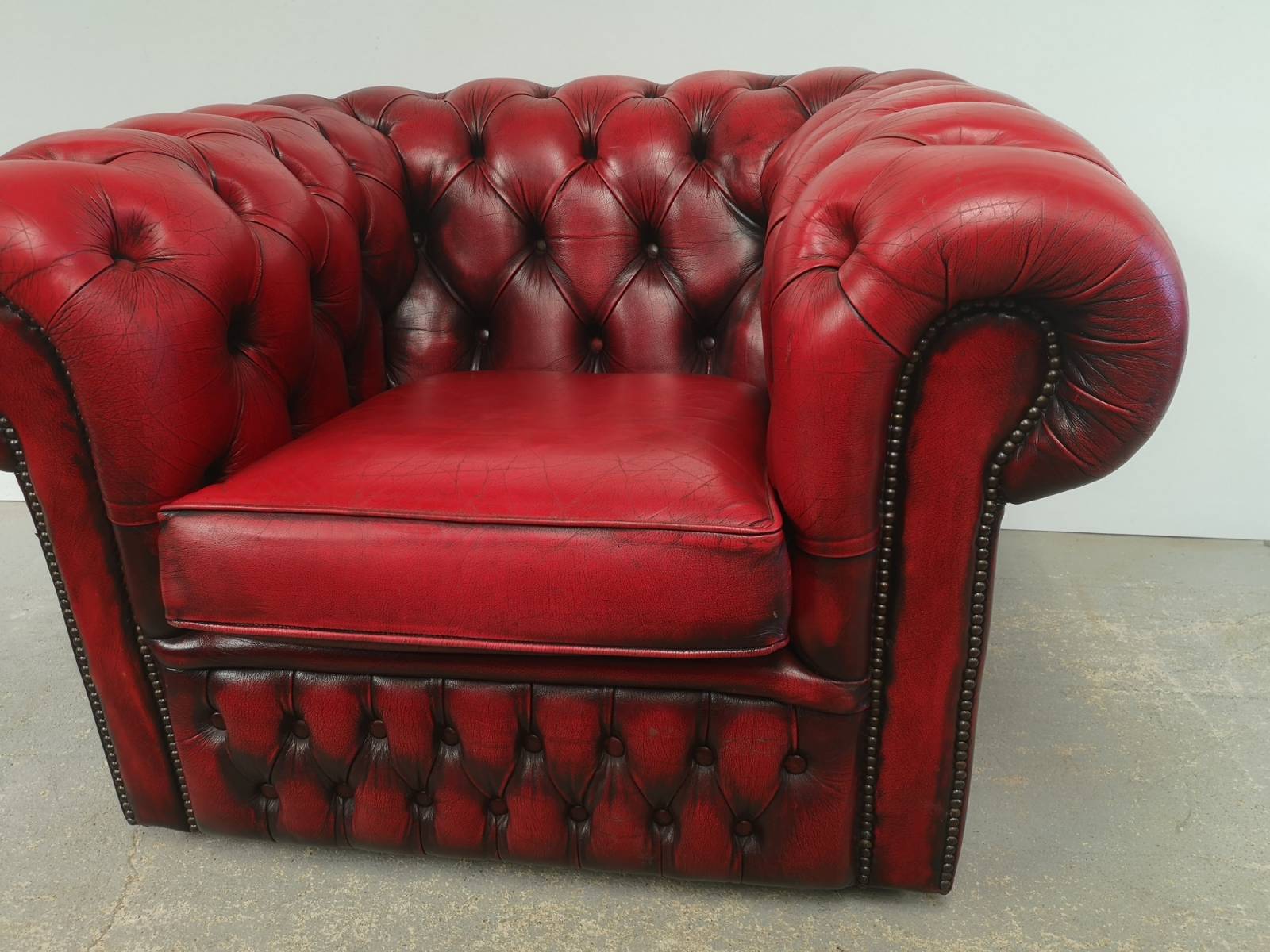 commander fauteuil chesterfield cuir rouge style décoration bars anglais proche Paris