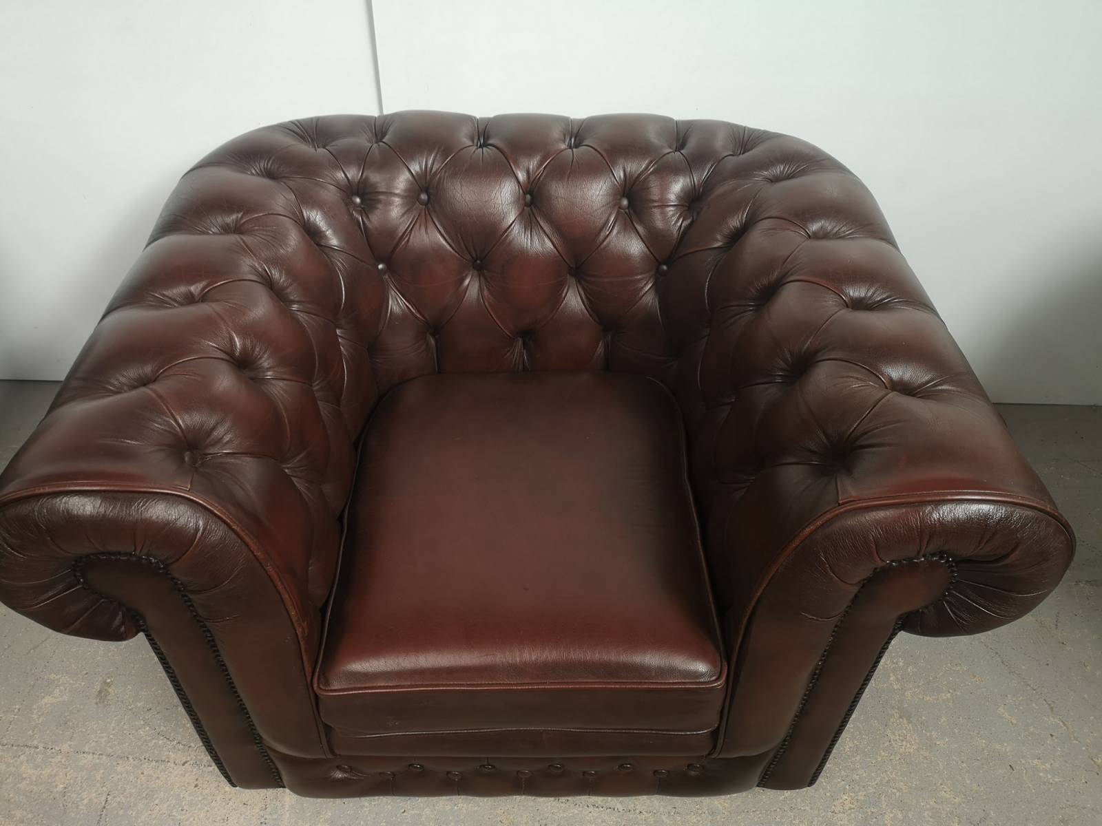 trouver fauteuil chesterfield cuir vieilli marron véritable chesterfield proche Montpellier