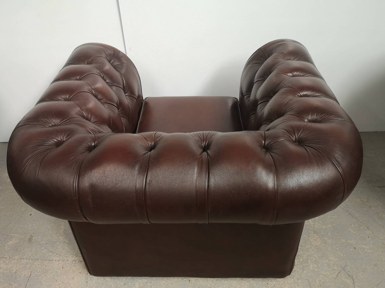 vends fauteuil chesterfield cuir marron anglais import direct Angleterre à Montpellier
