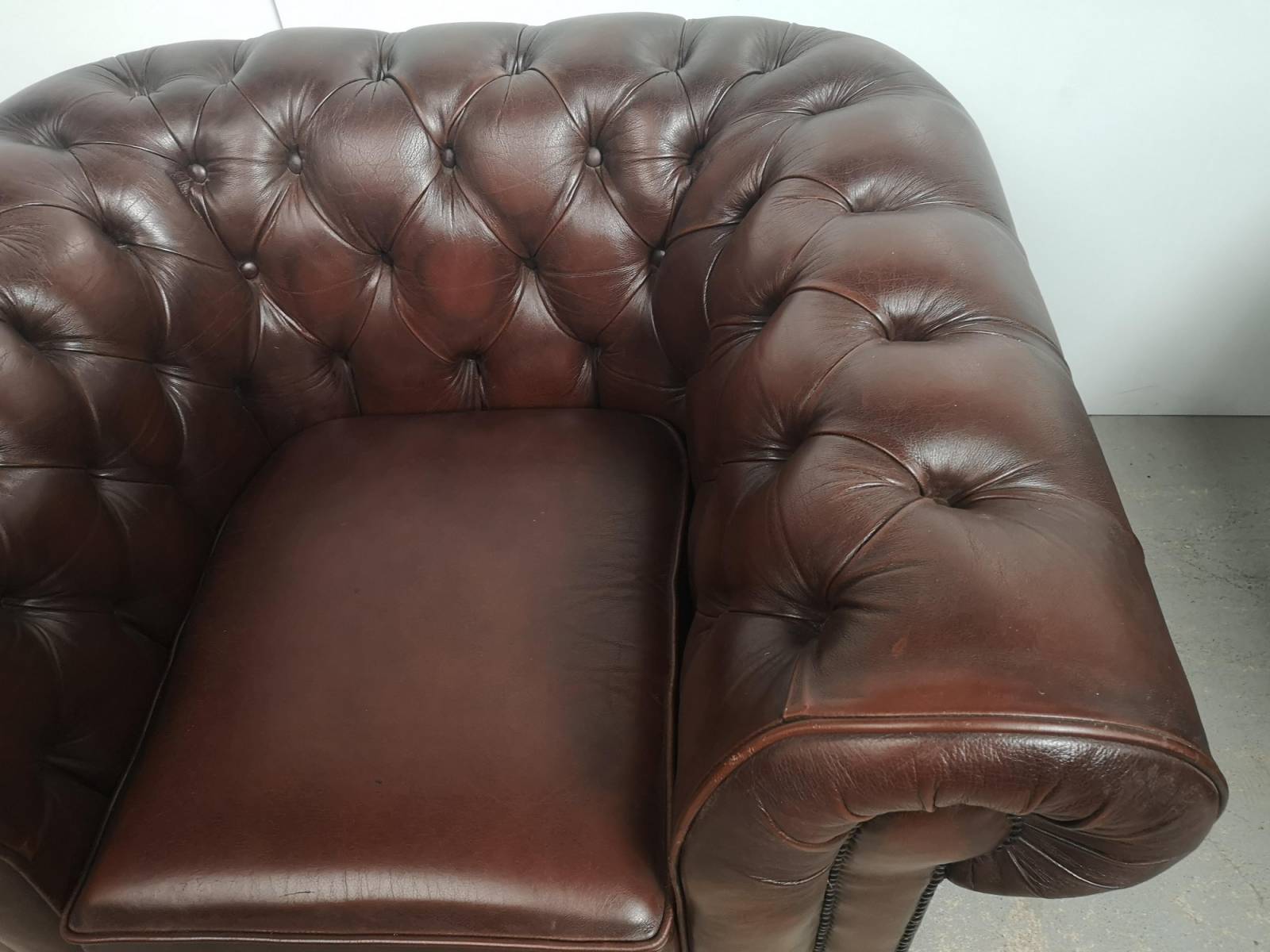 commander en ligne fauteuil chesterfield cuir marron original proche Montpellier