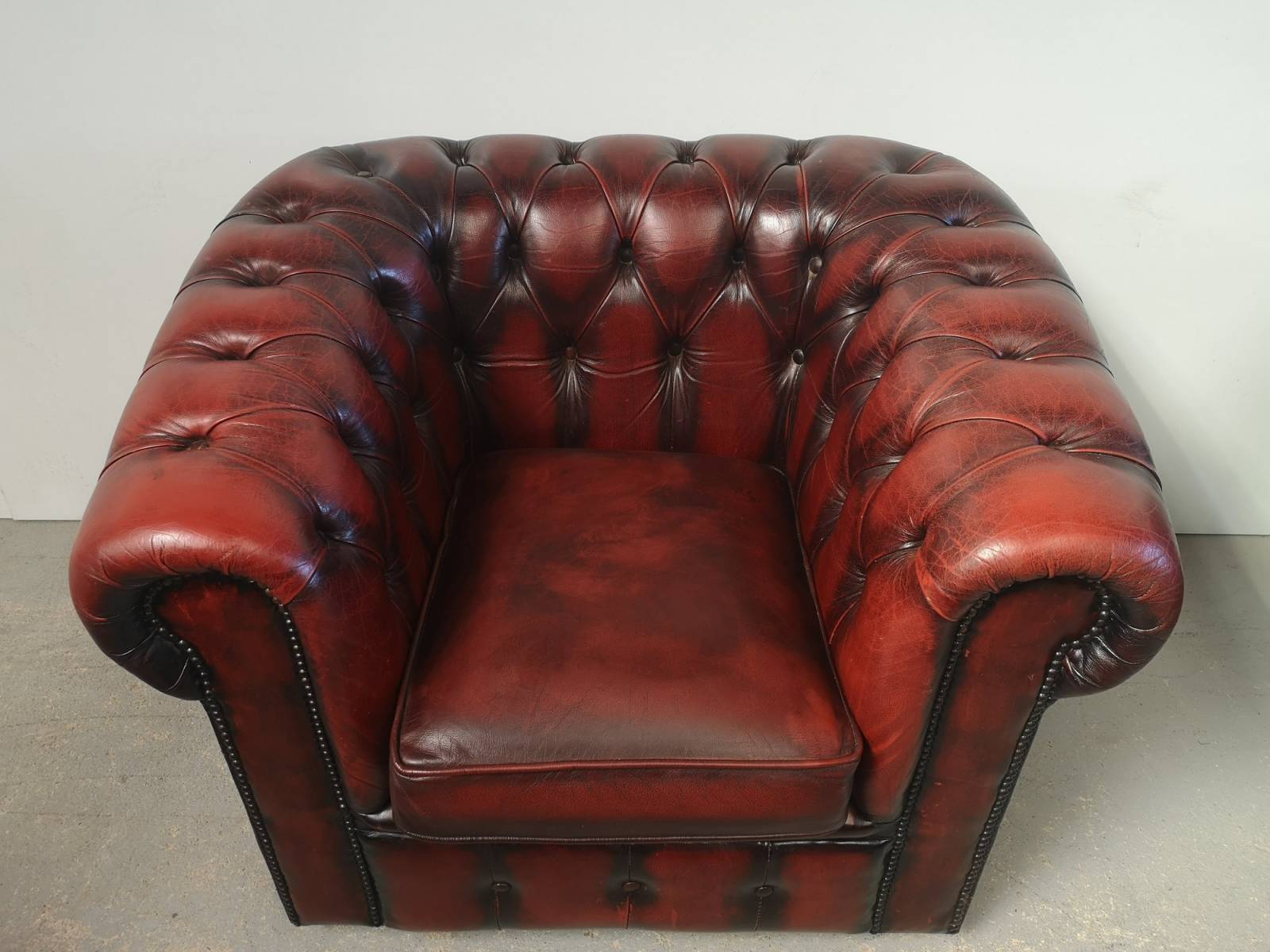 trouver fauteuil chesterfield cuir bordeaux style déco loft à Clermont-Ferrand 